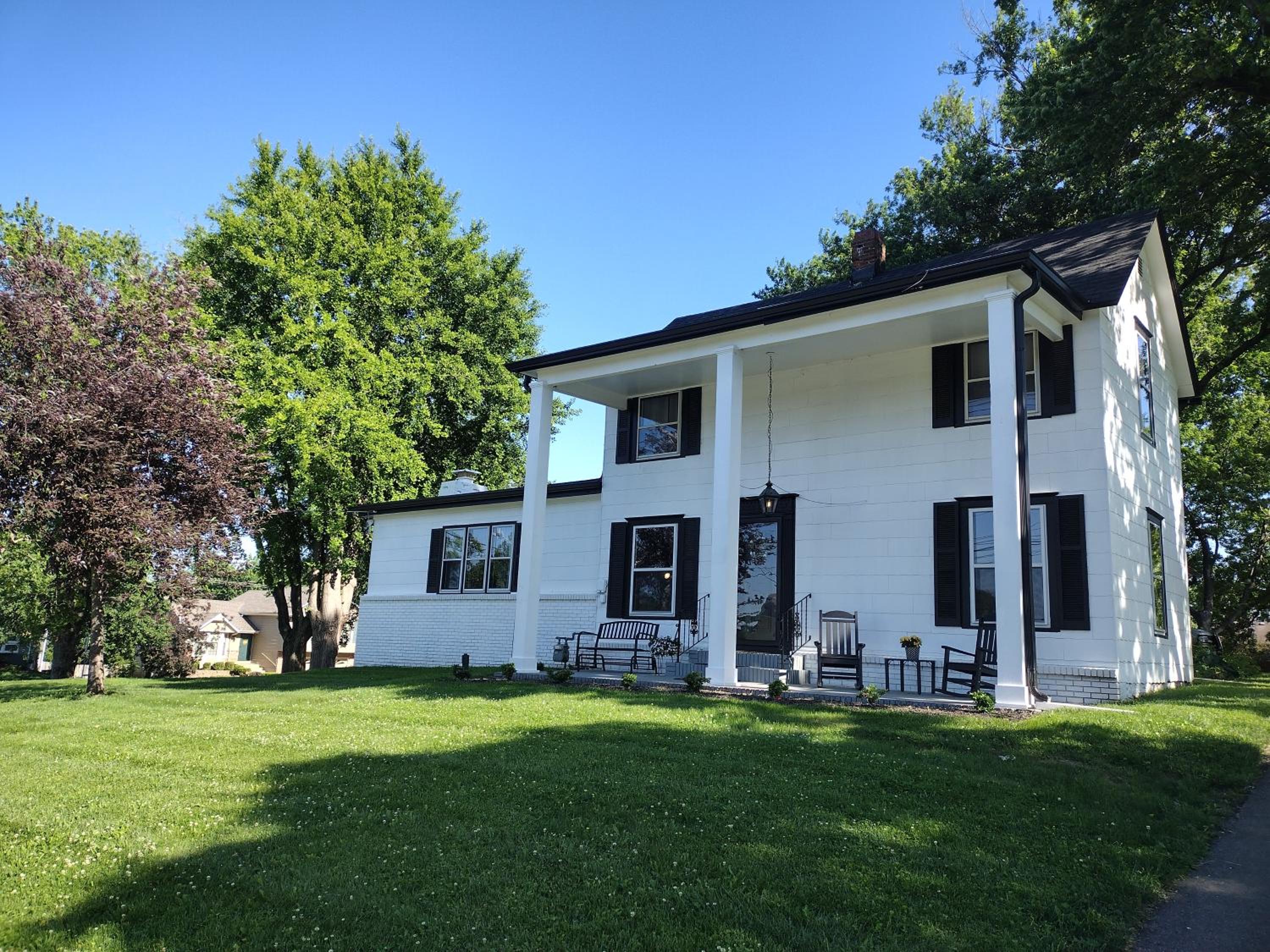 Kansas City Vacations - 1908 Modern Farmhouse on large private treed lot - Property Image 1