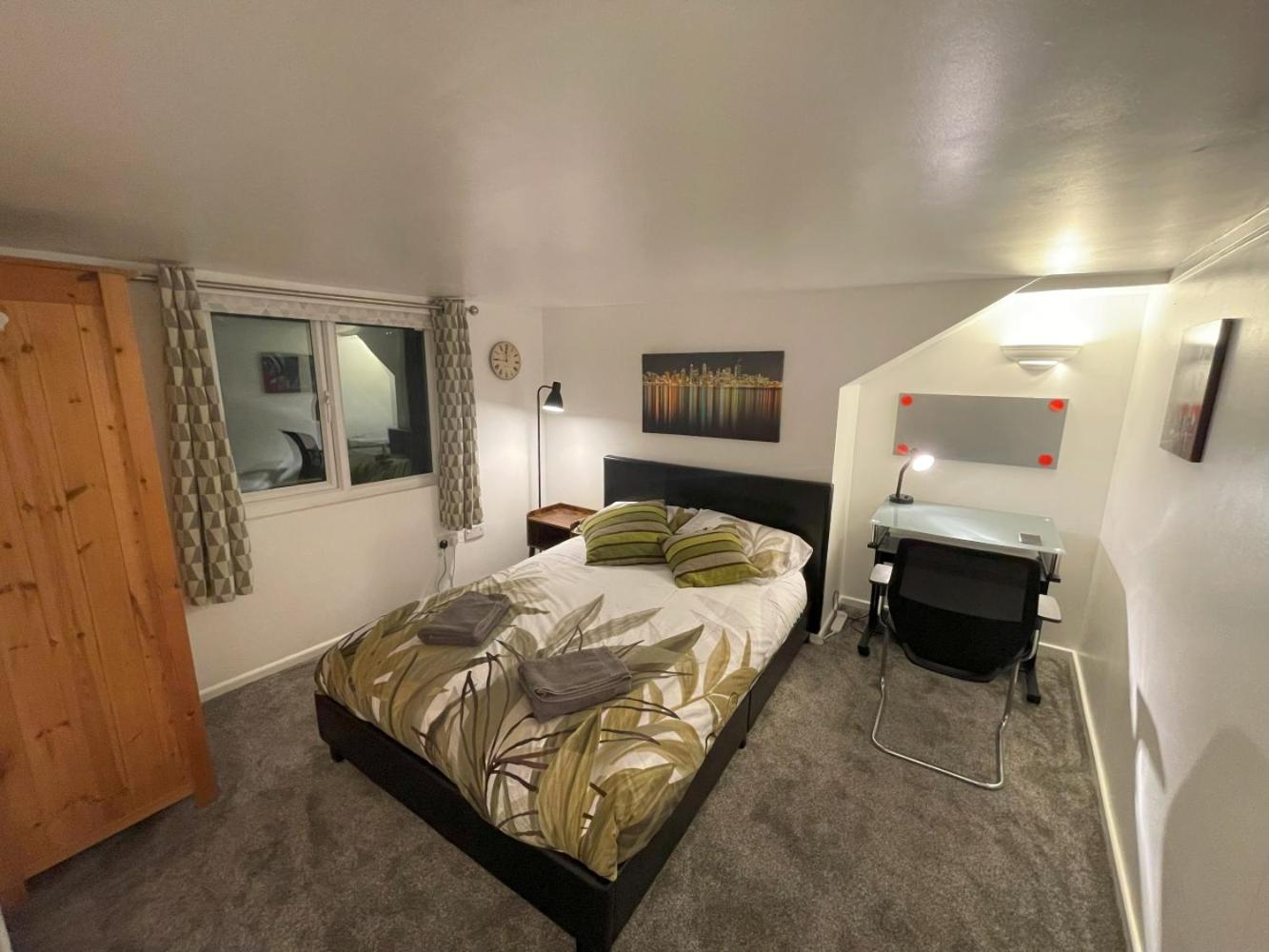 2 Bed 1st Floor Flat near Centre view 5