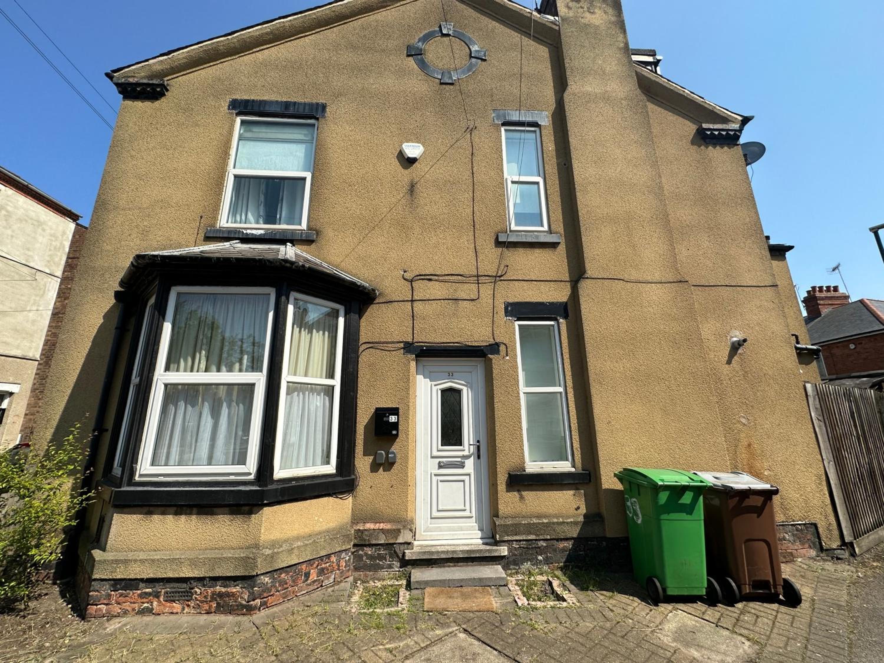 2 Bed 1st Floor Flat near Centre view 4