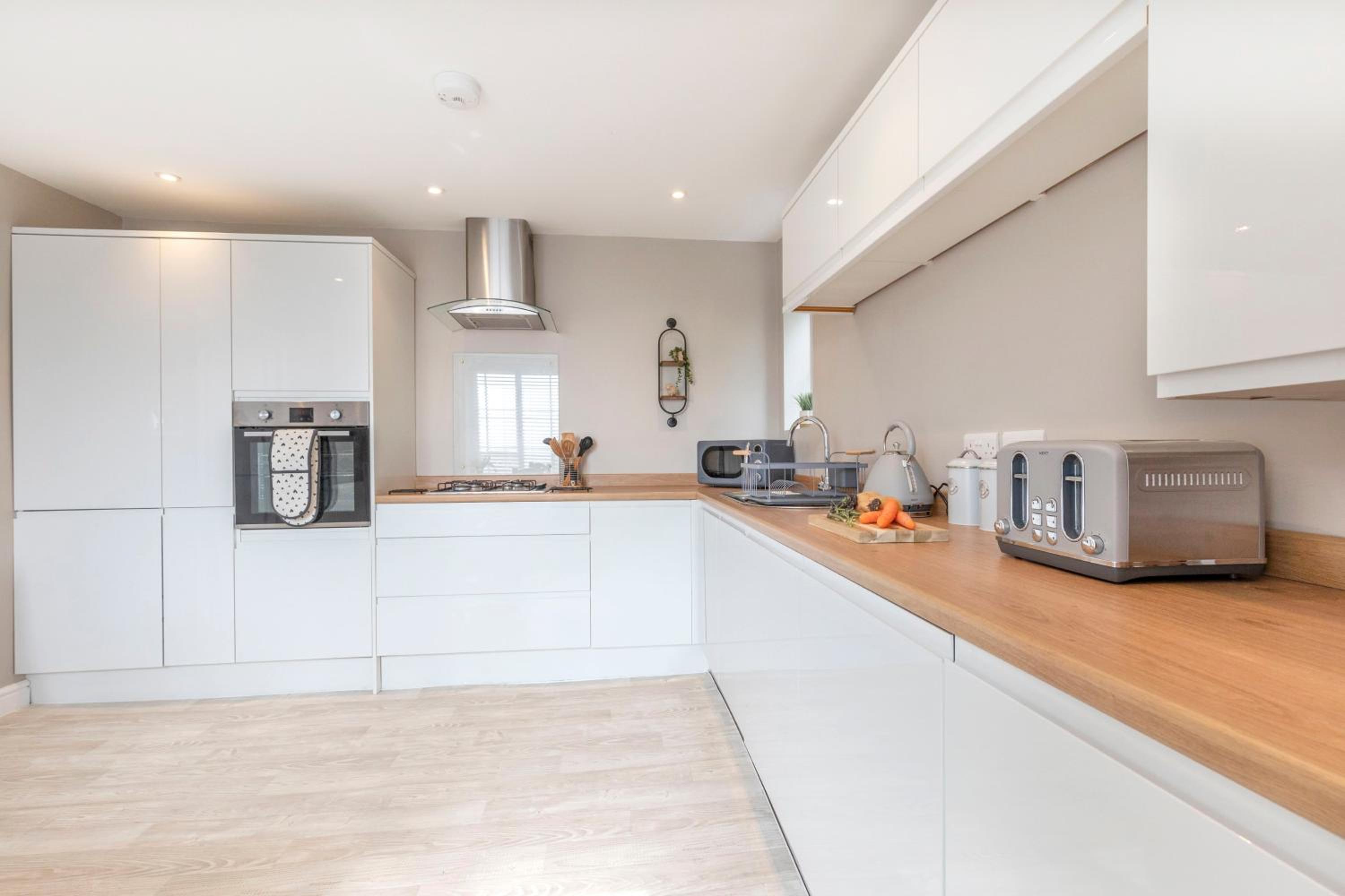 2-Bed Duplex with Stunning Malvern Hills Views & Free Parking view 5