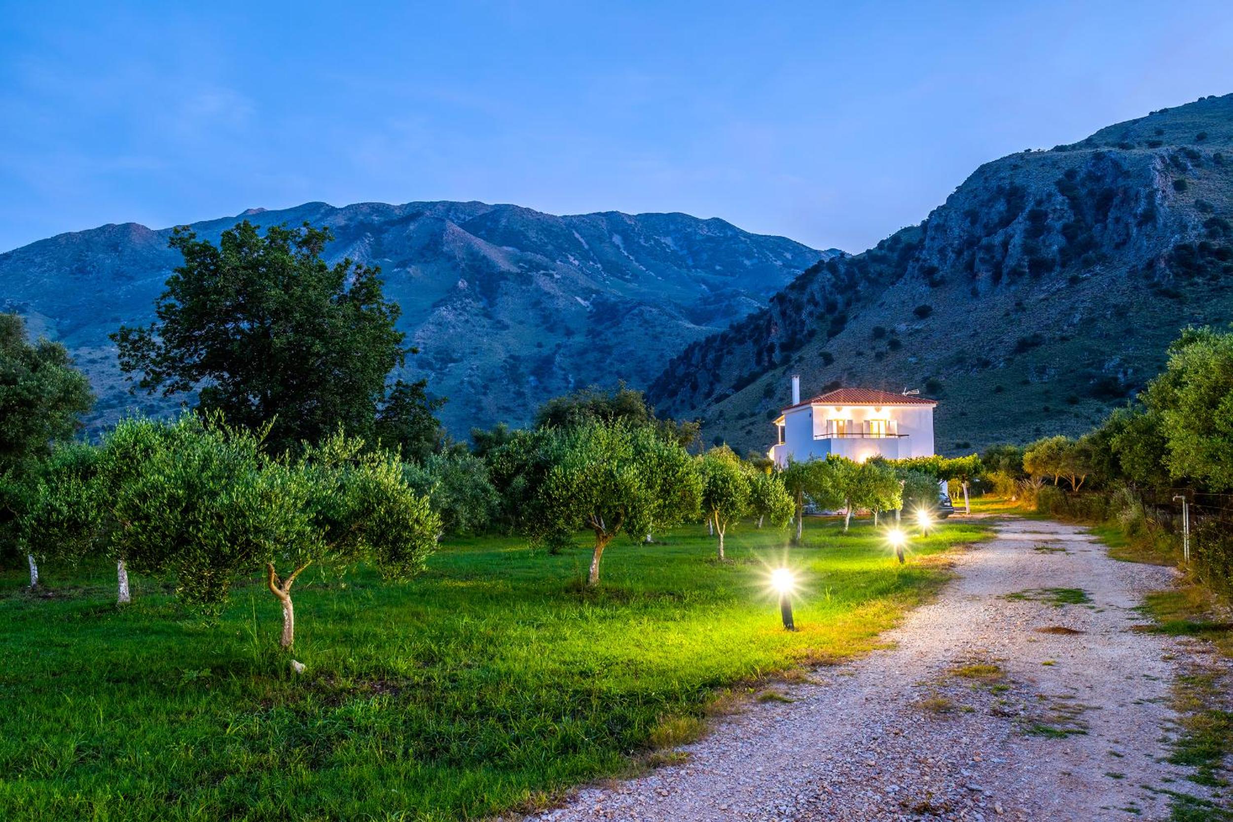 Kournas-Sleeps8-Parking-Garden-Pool-PetFriendly