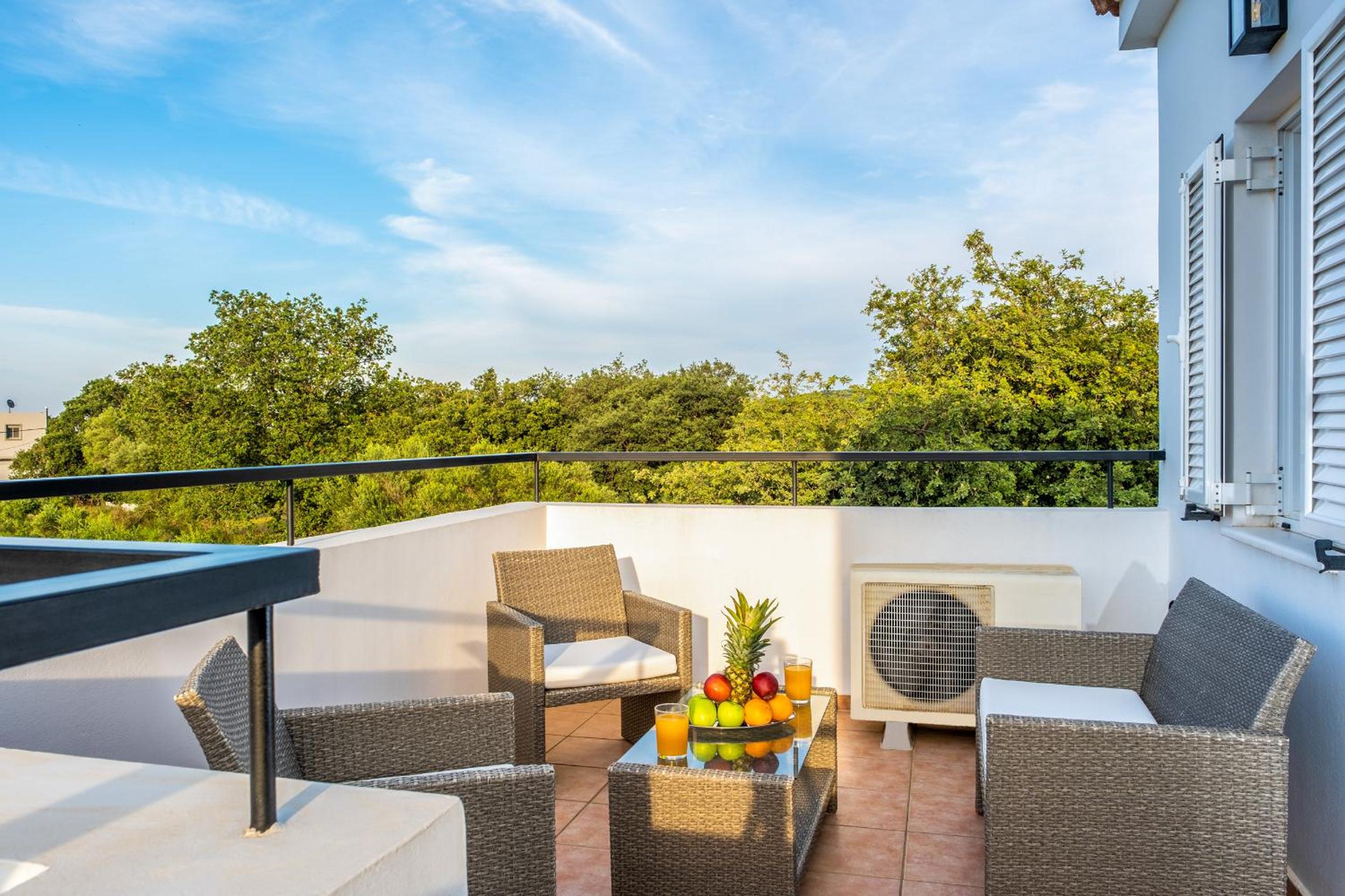 Kournas-Sleeps8-Parking-Garden-Pool-PetFriendly