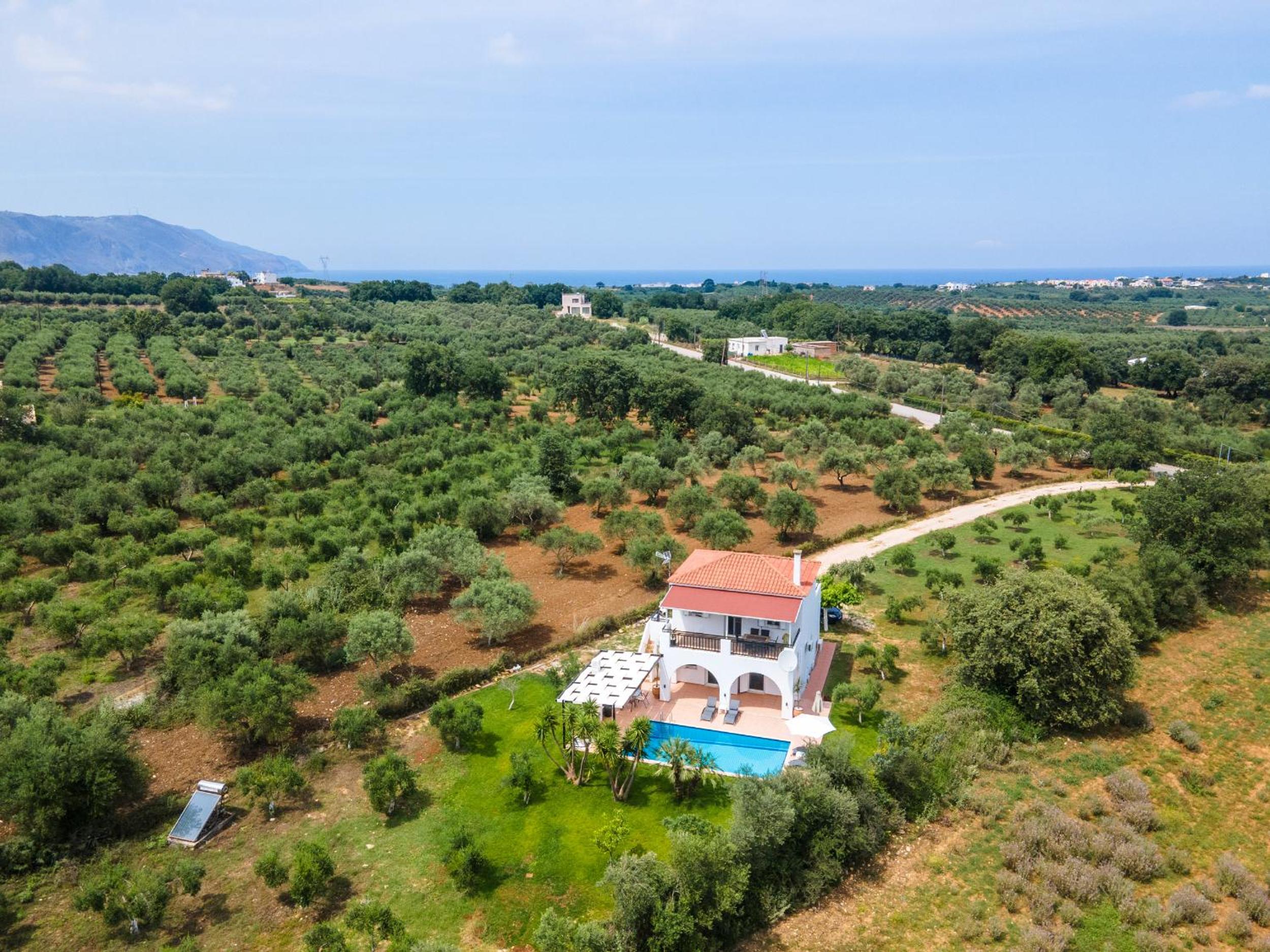 Kournas-Sleeps8-Parking-Garden-Pool-PetFriendly