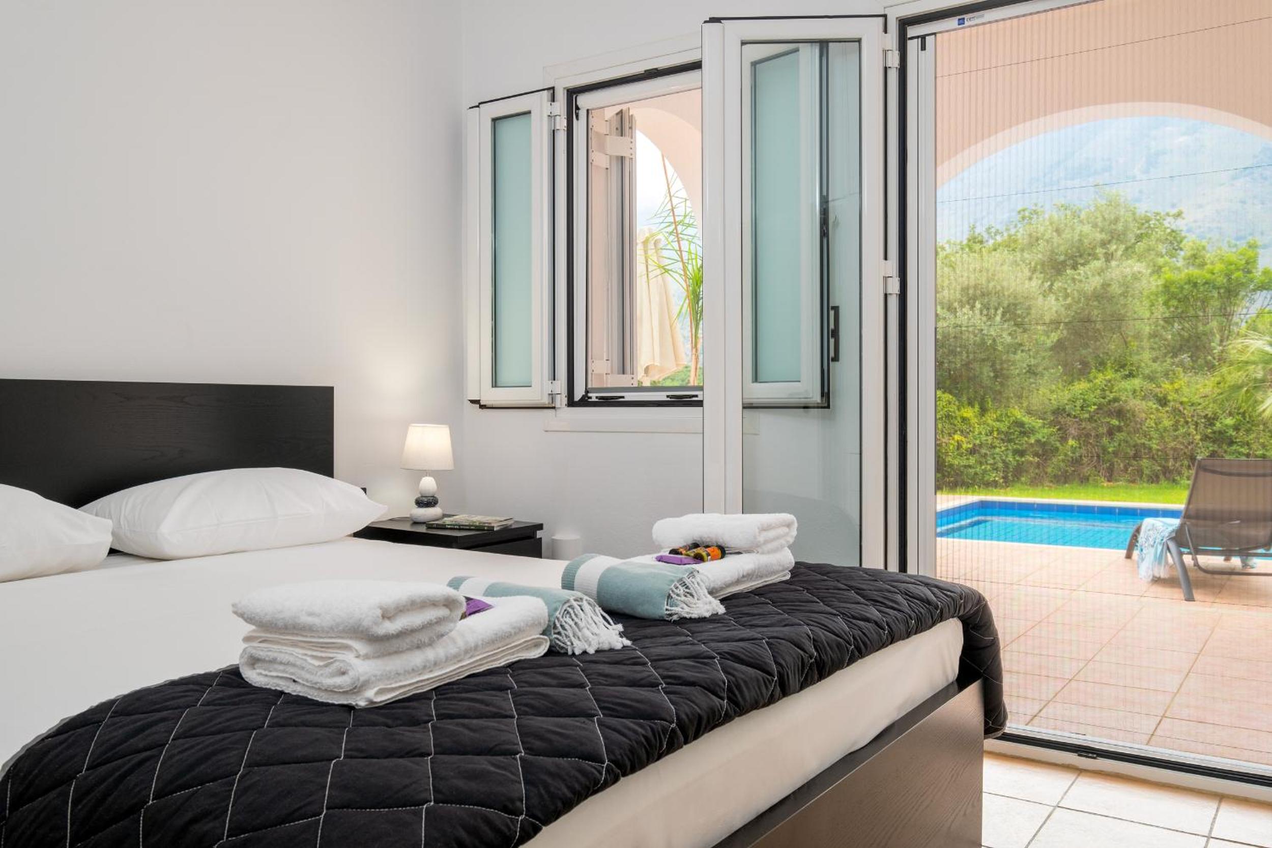 Kournas-Sleeps8-Parking-Garden-Pool-PetFriendly