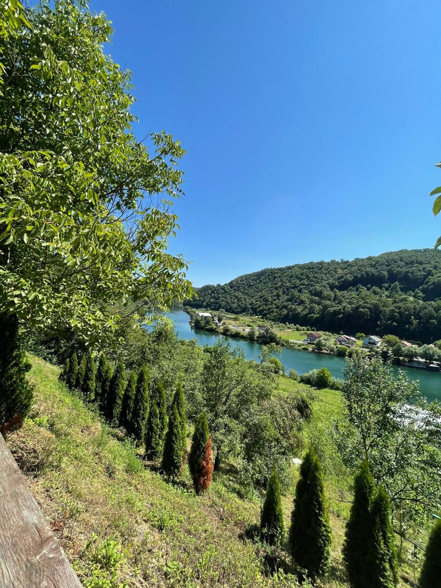 Apartments & Homes with the river Una view