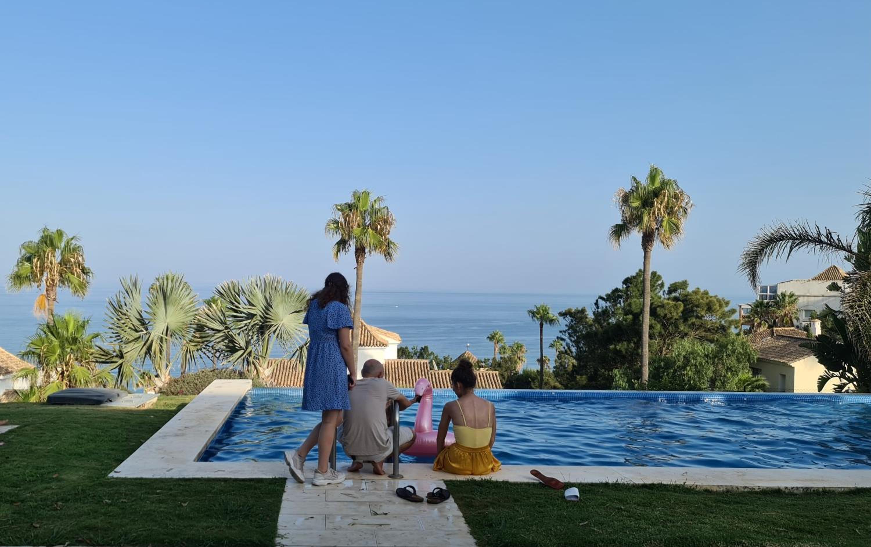 Seaside Serenity - Stylish Apartment with Spectacular Views