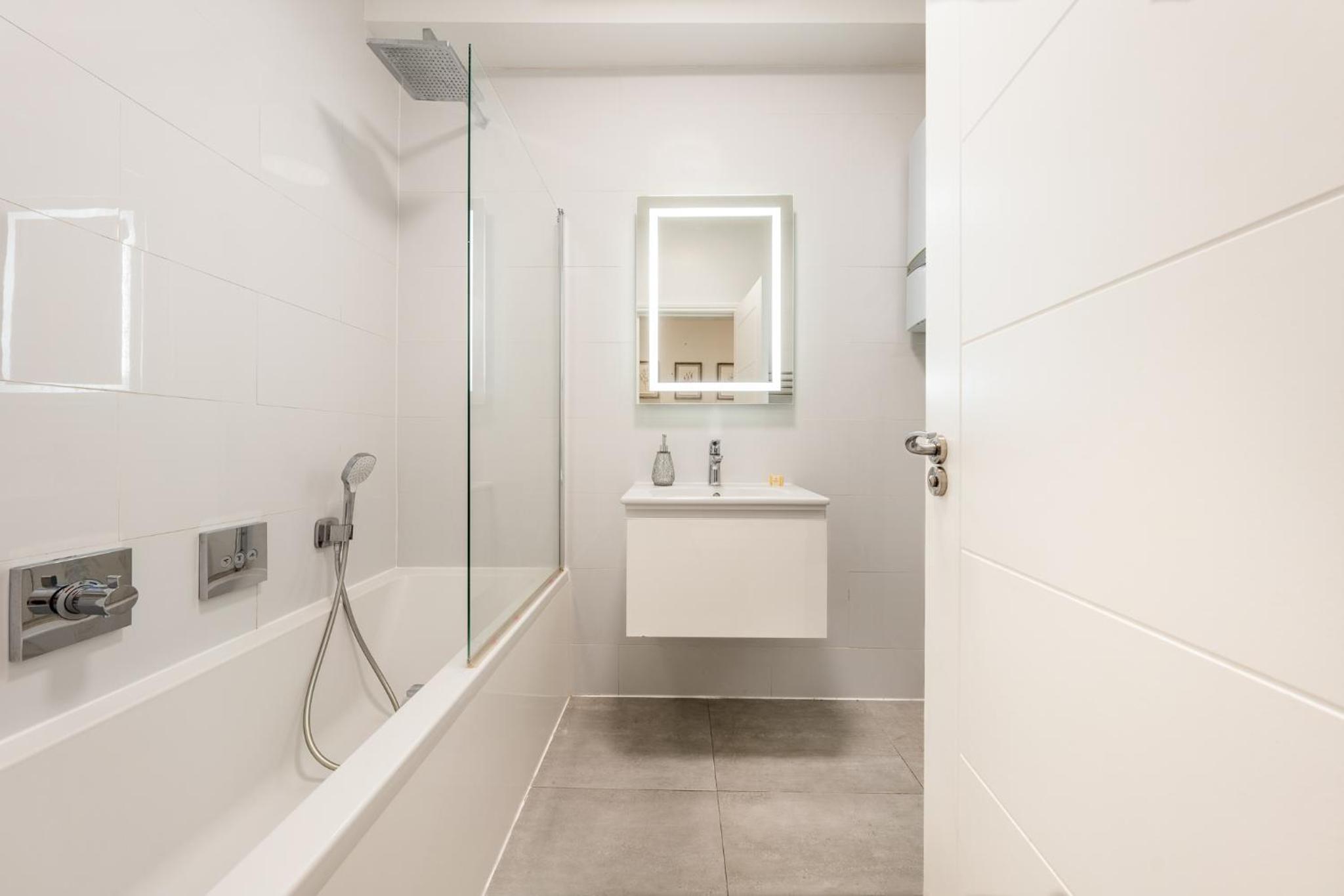 Modern 3 and 2 bedroom flat in central london with installed AC
