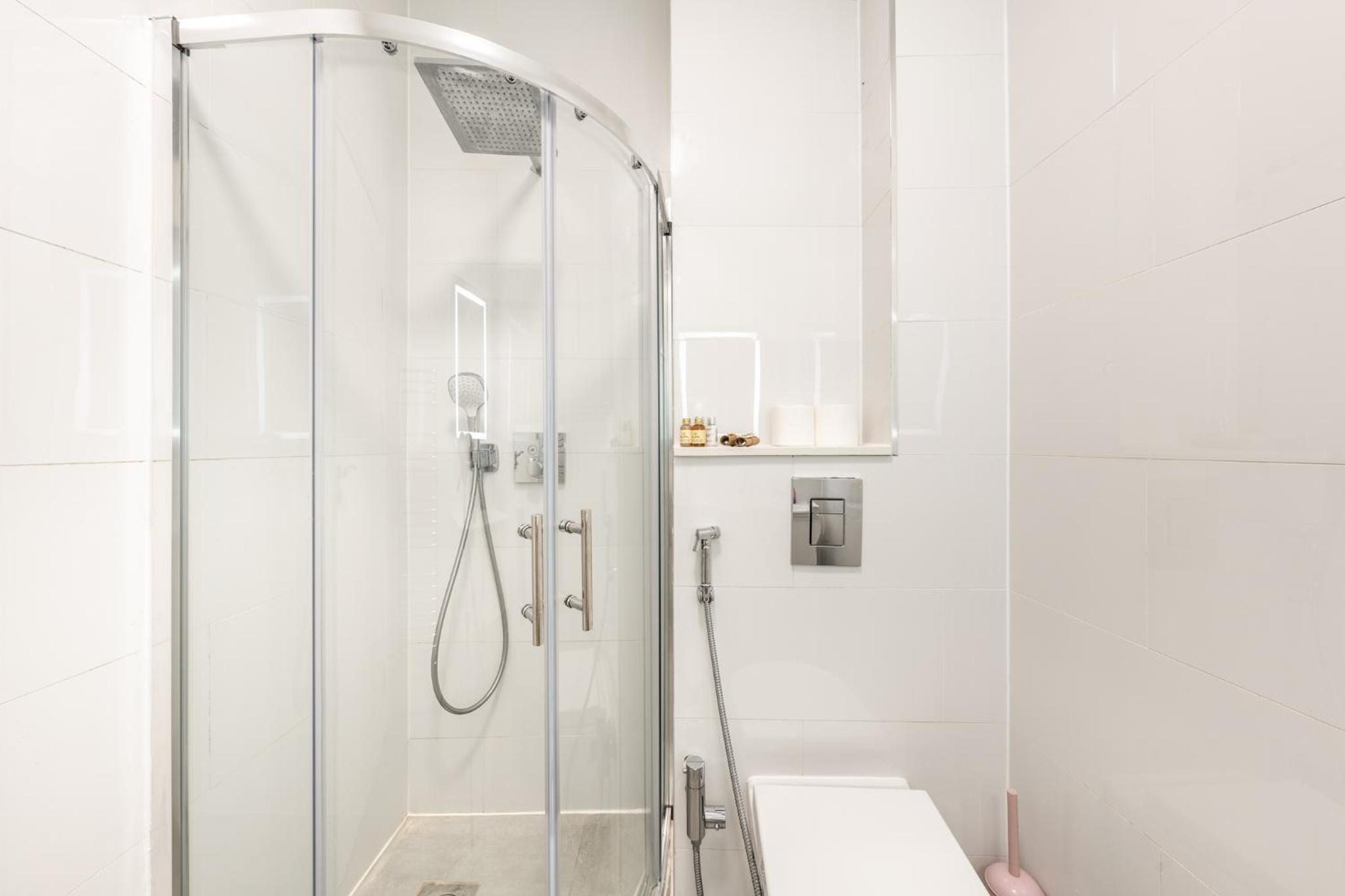 Modern 3 and 2 bedroom flat in central london with installed AC