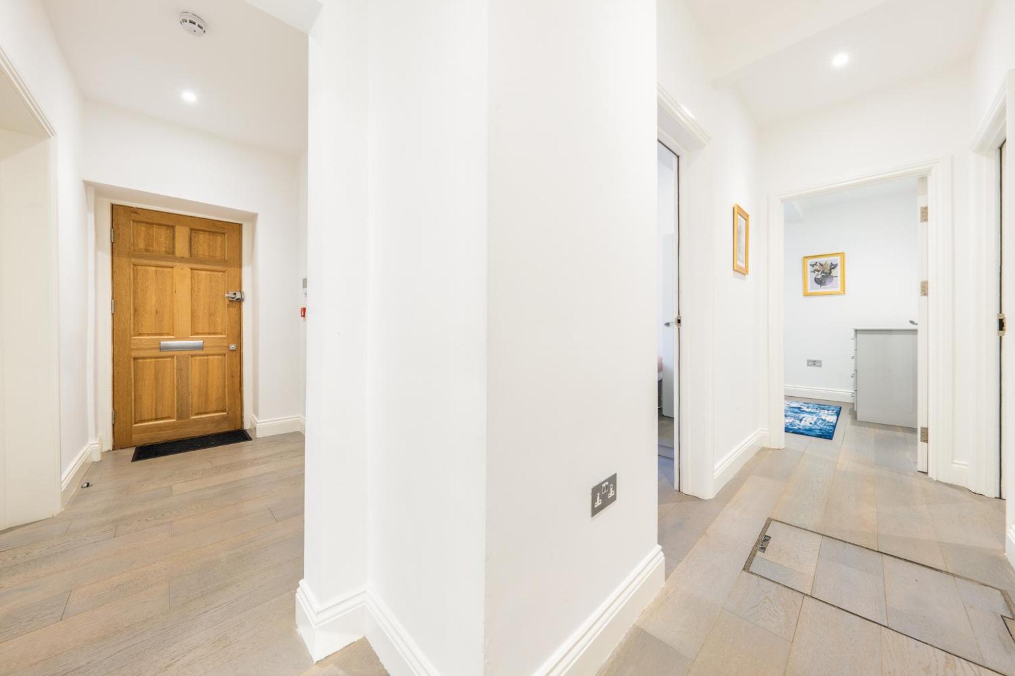 Modern 3 and 2 bedroom flat in central london with installed AC