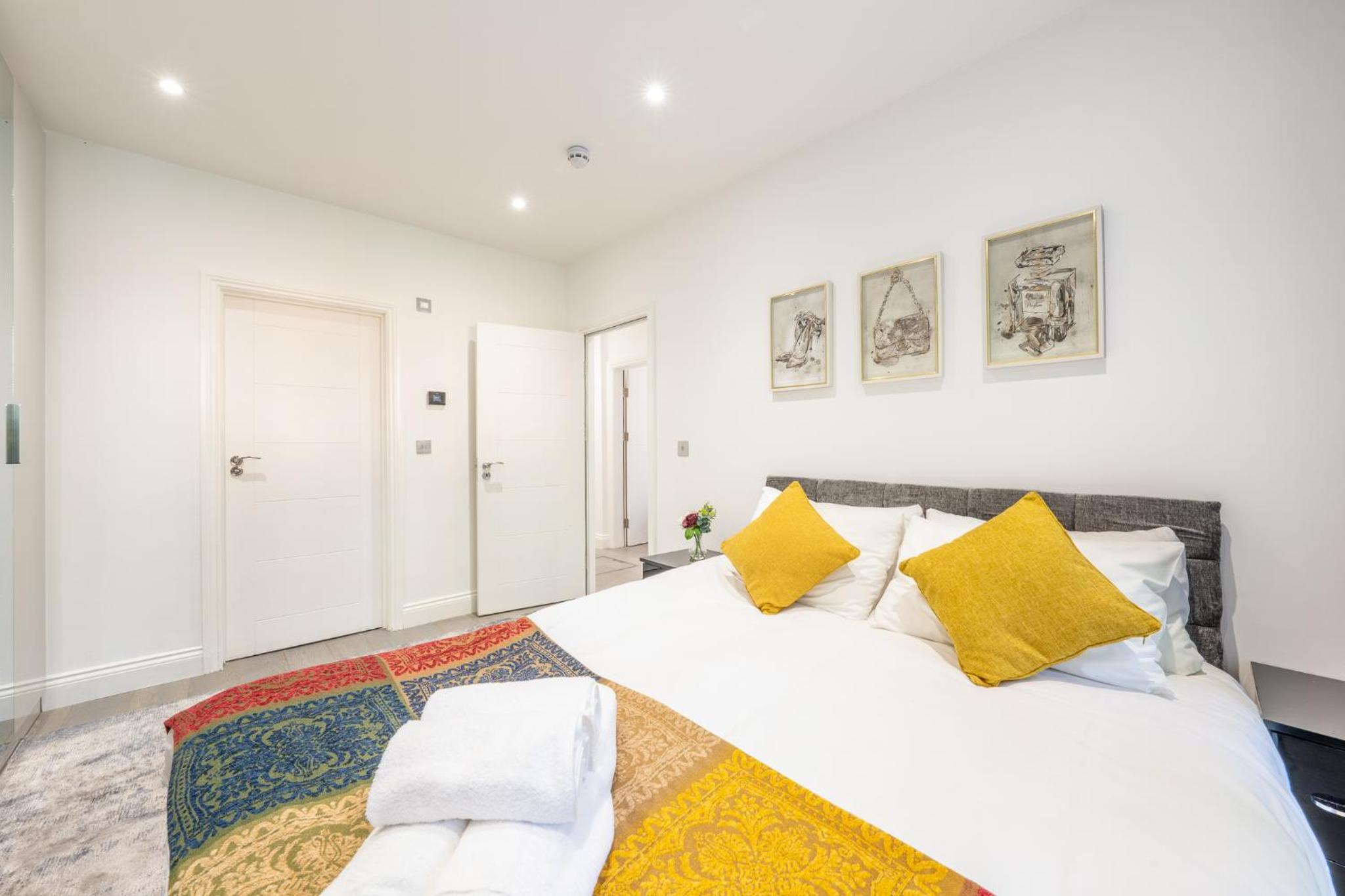 Modern 3 and 2 bedroom flat in central london with installed AC