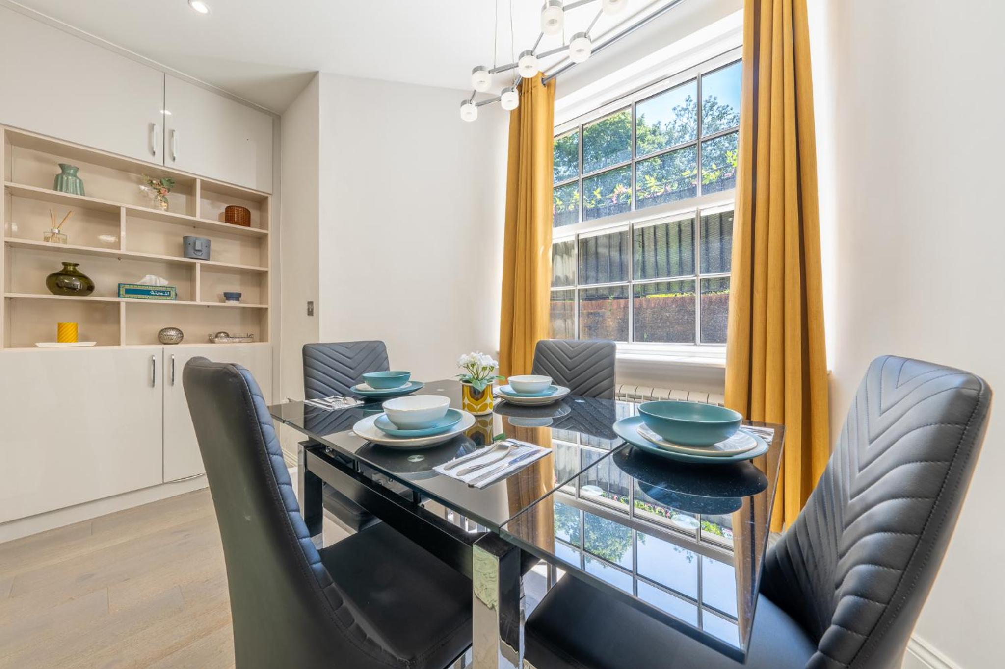 Modern 3 and 2 bedroom flat in central london with installed AC