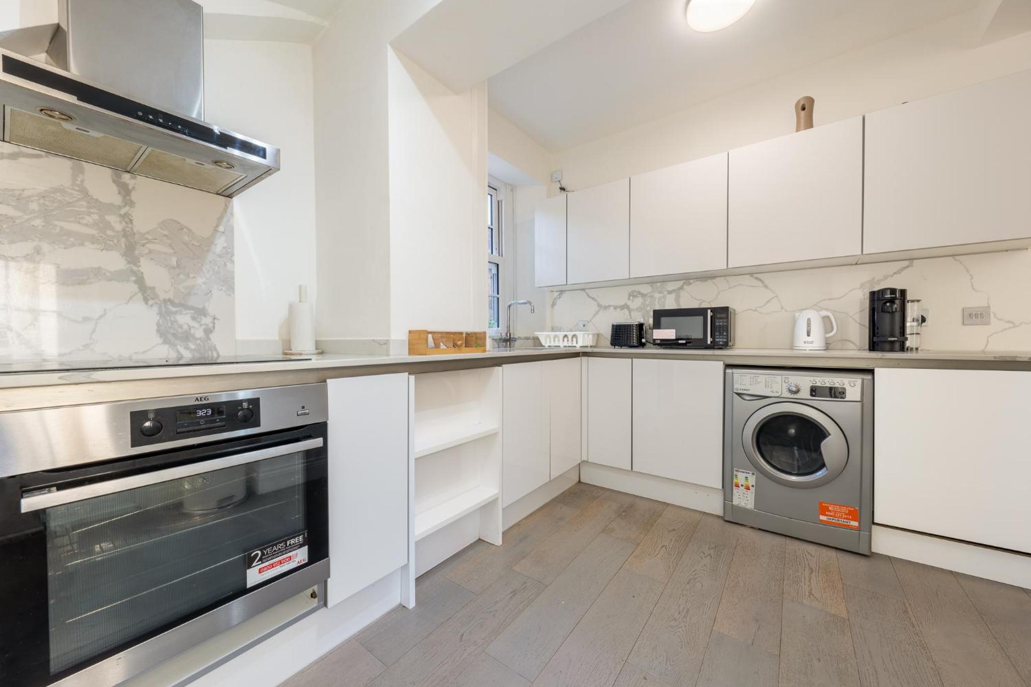 Modern 3 and 2 bedroom flat in central london with installed AC