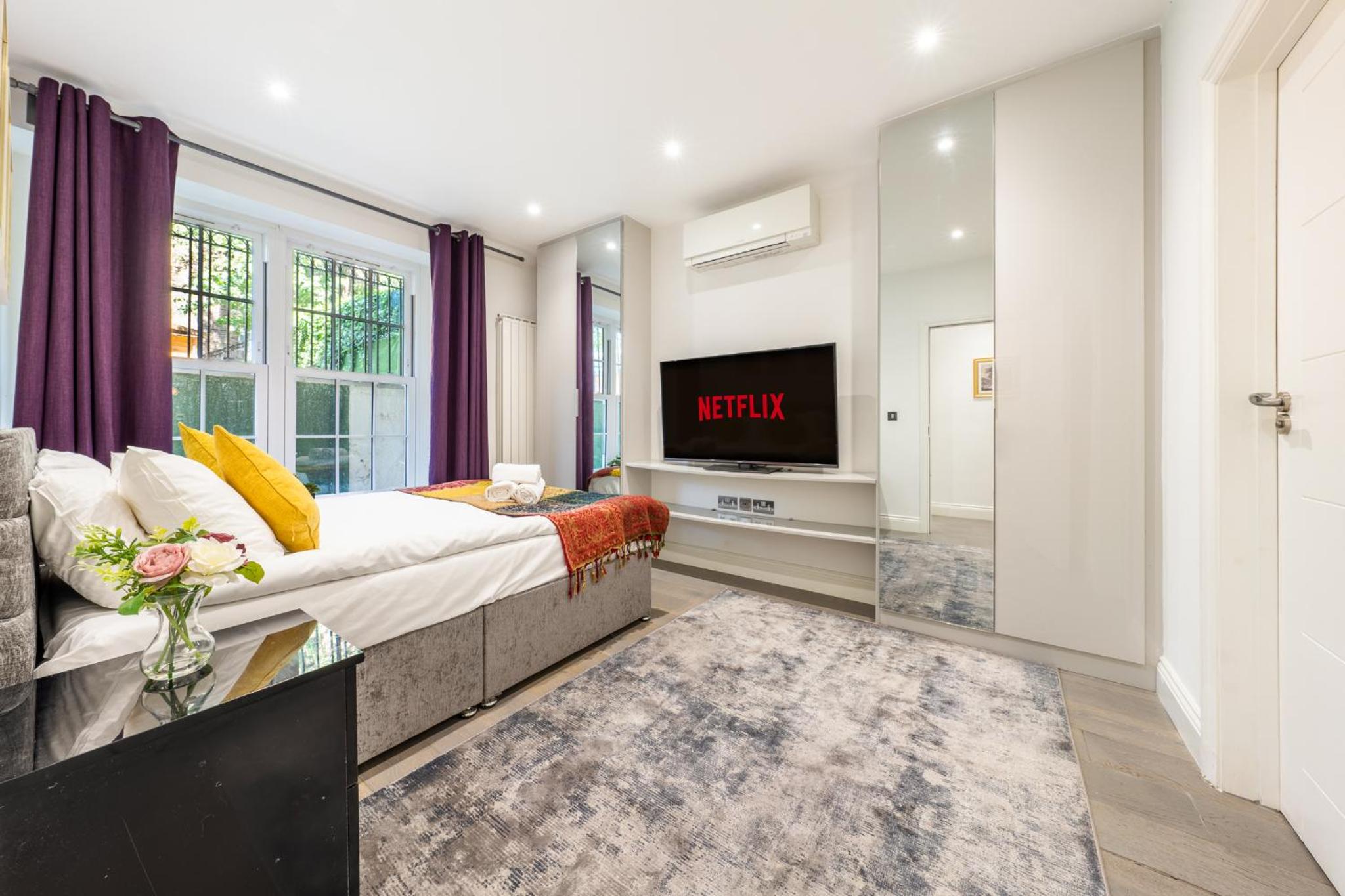 Modern 3 and 2 bedroom flat in central london with installed AC