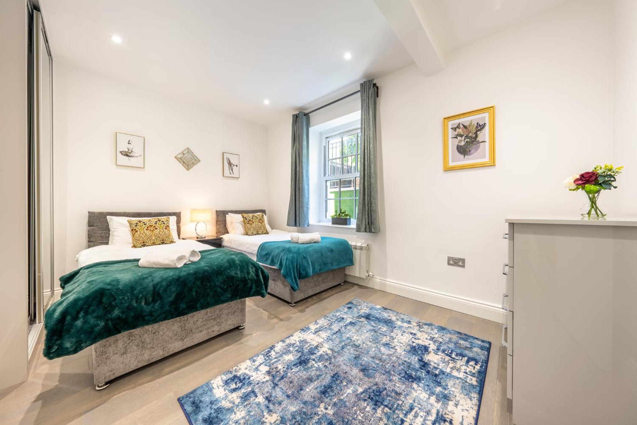 Modern 3 and 2 bedroom flat in central london with installed AC