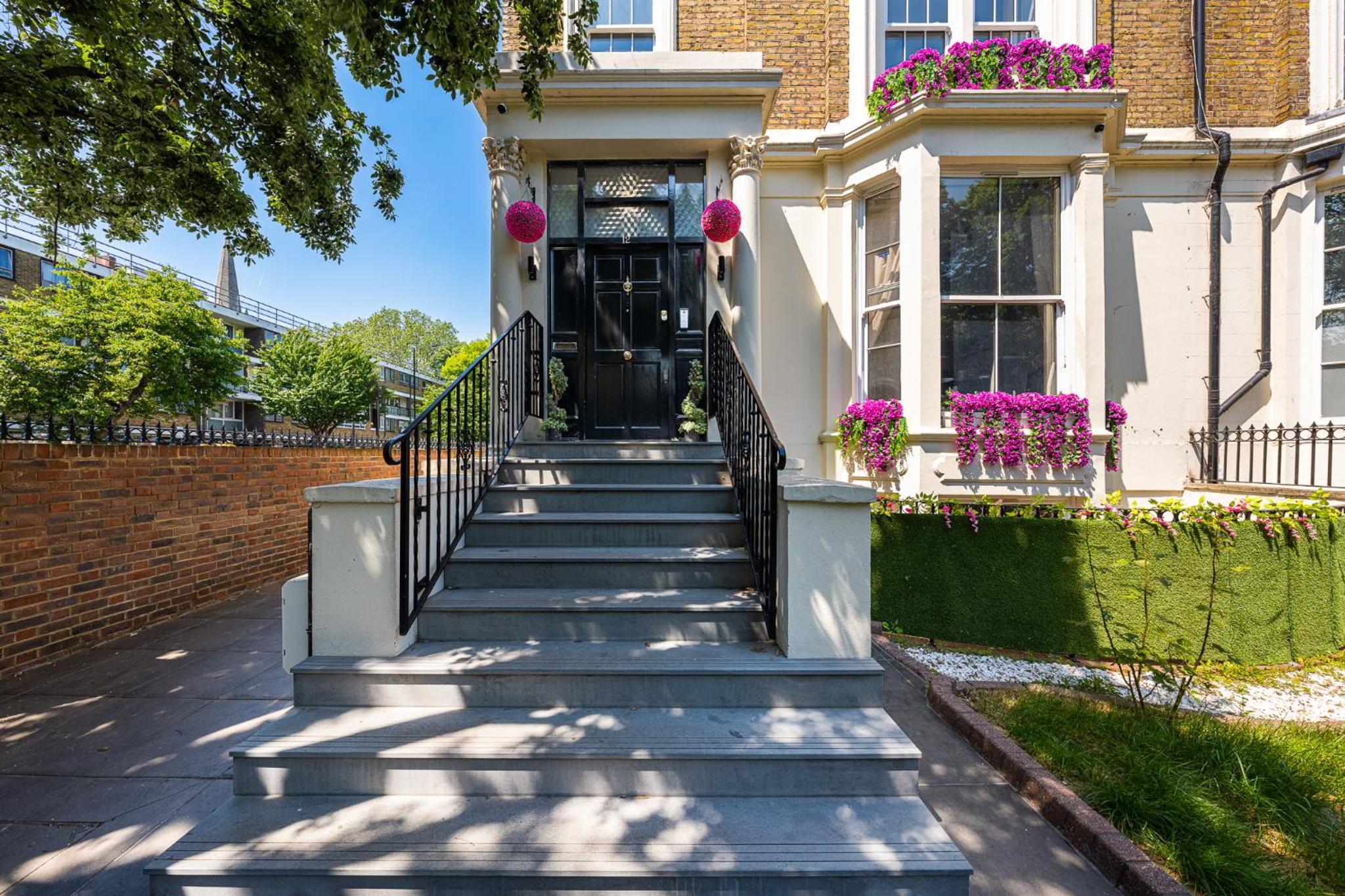 Modern 3 and 2 bedroom flat in central london with installed AC