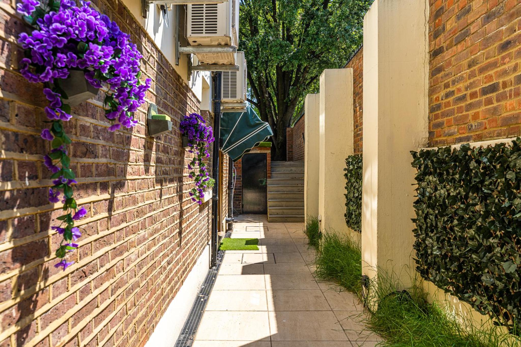 Modern 3 and 2 bedroom flat in central london with installed AC