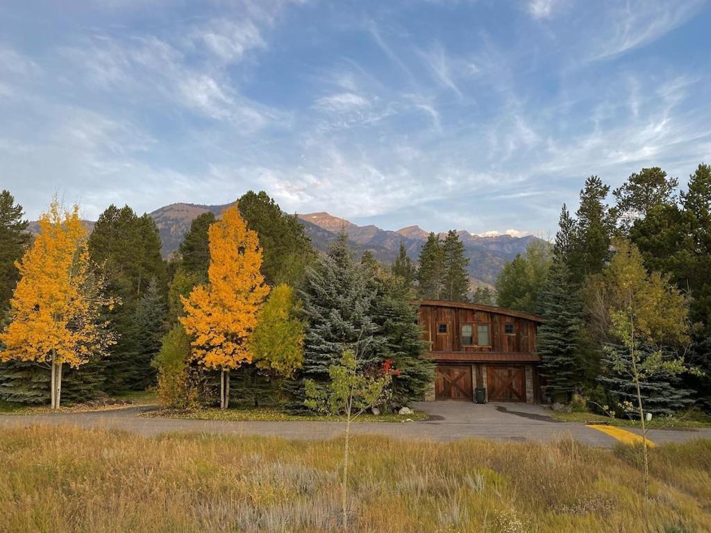 Hotel Gorgeous Jackson Hole Condo in Top location with Great Views and Private Deck with Barbeque!! - Image 1