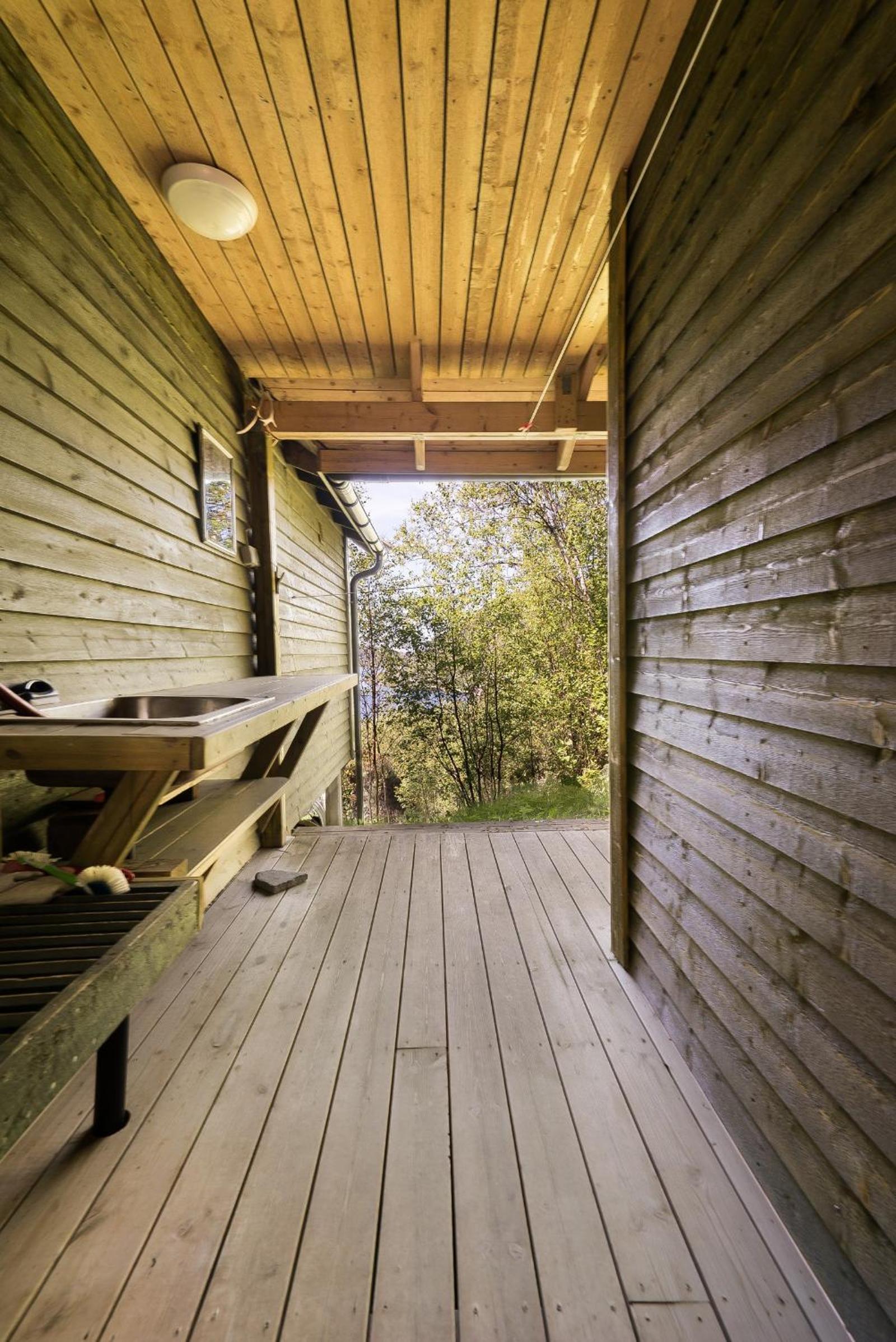 Cabin - Sleeps 6 - Pets Ok - Pato - Parking view 3