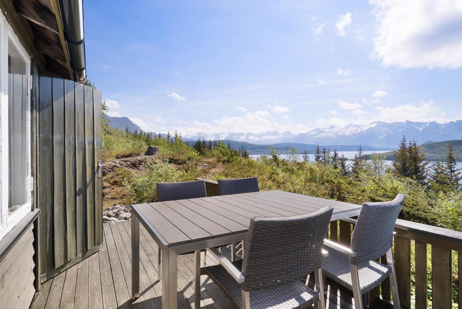 Cabin - Sleeps 6 - Pets Ok - Pato - Parking view 2