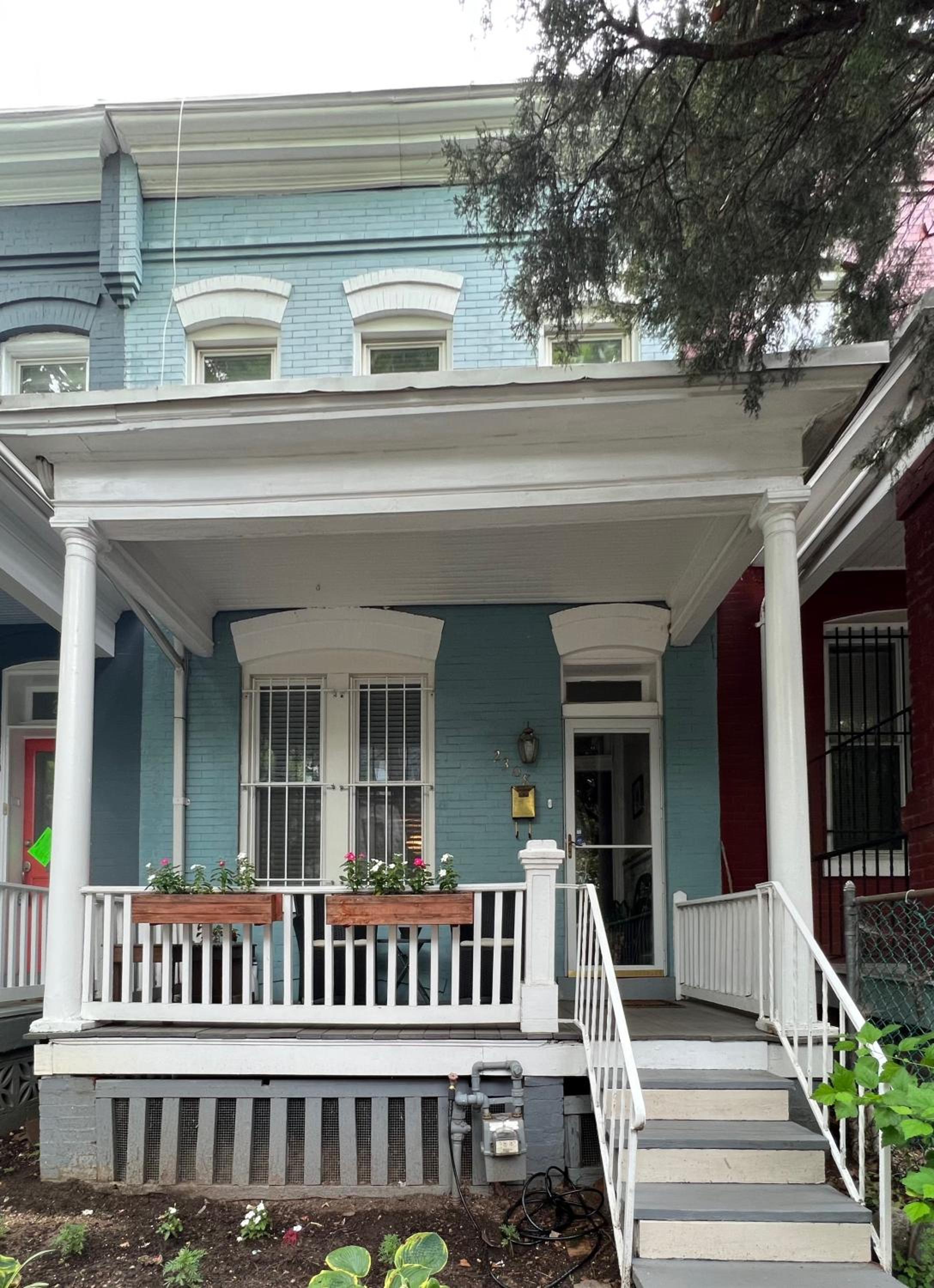 4 Bedroom Downtown DC with Private Parking Walk Metro Nightlife