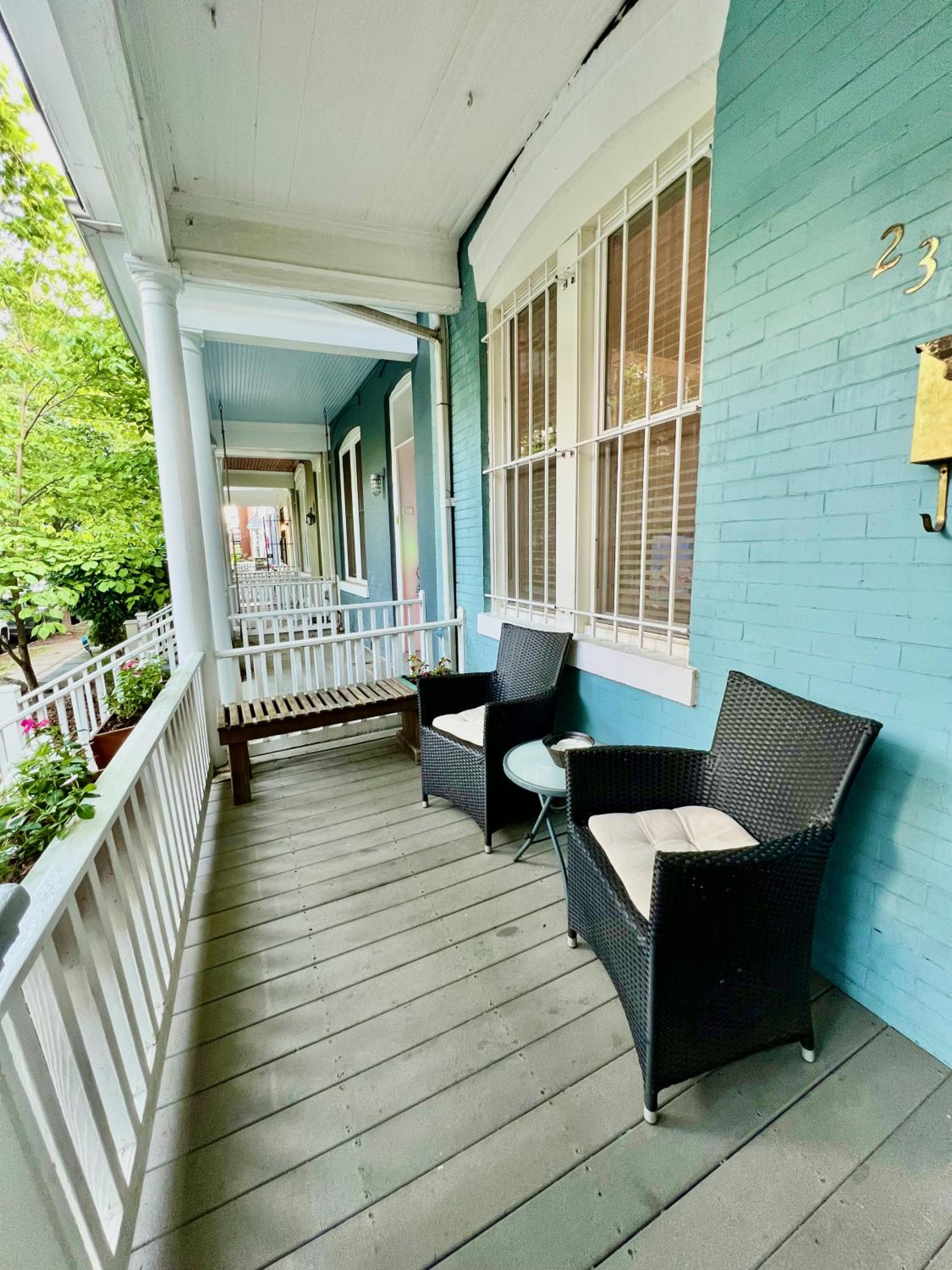 4 Bedroom Downtown DC with Private Parking Walk Metro Nightlife