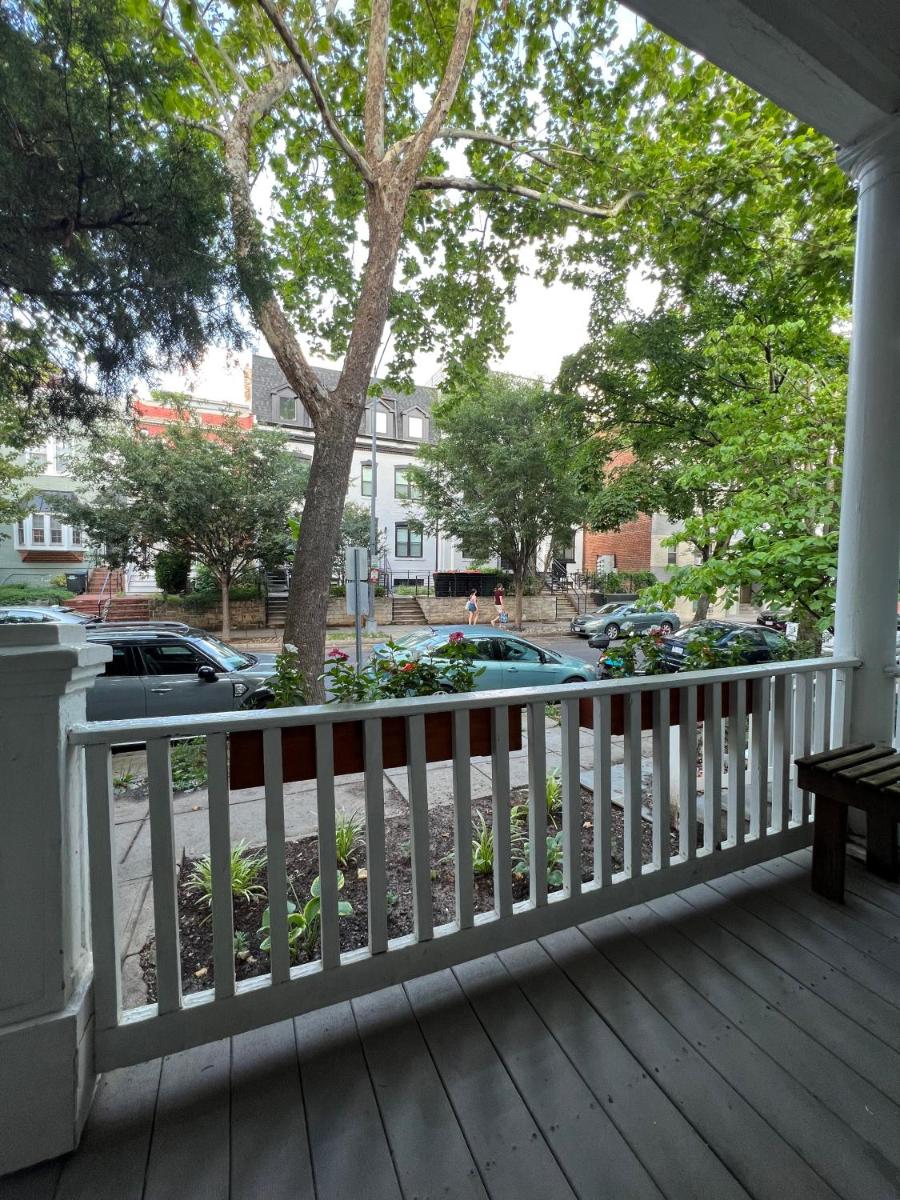4 Bedroom Downtown DC with Private Parking Walk Metro Nightlife