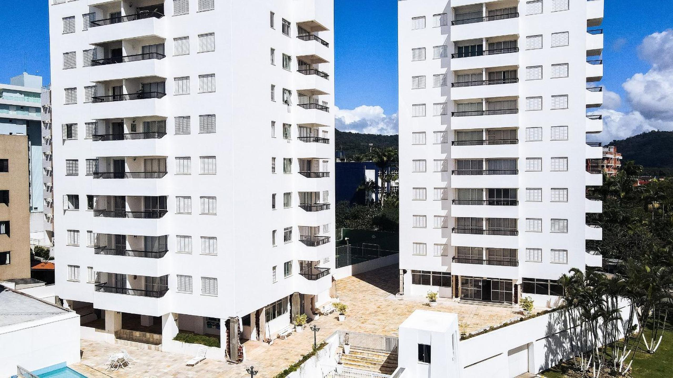 Charming Ocean Front Condominium with Swimming Pool