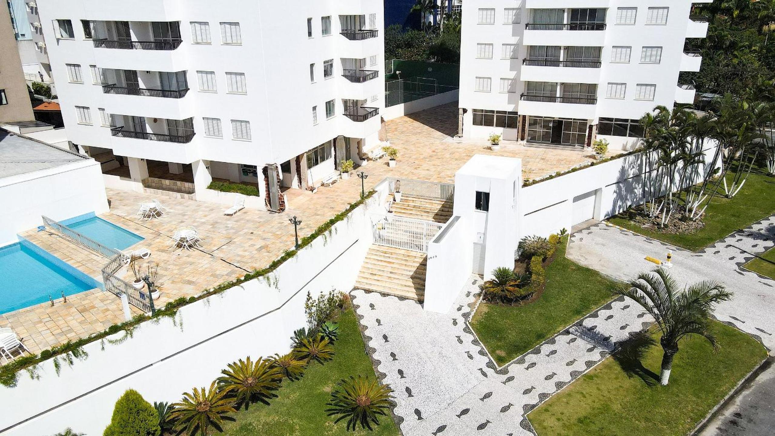 Charming Ocean Front Condominium with Swimming Pool