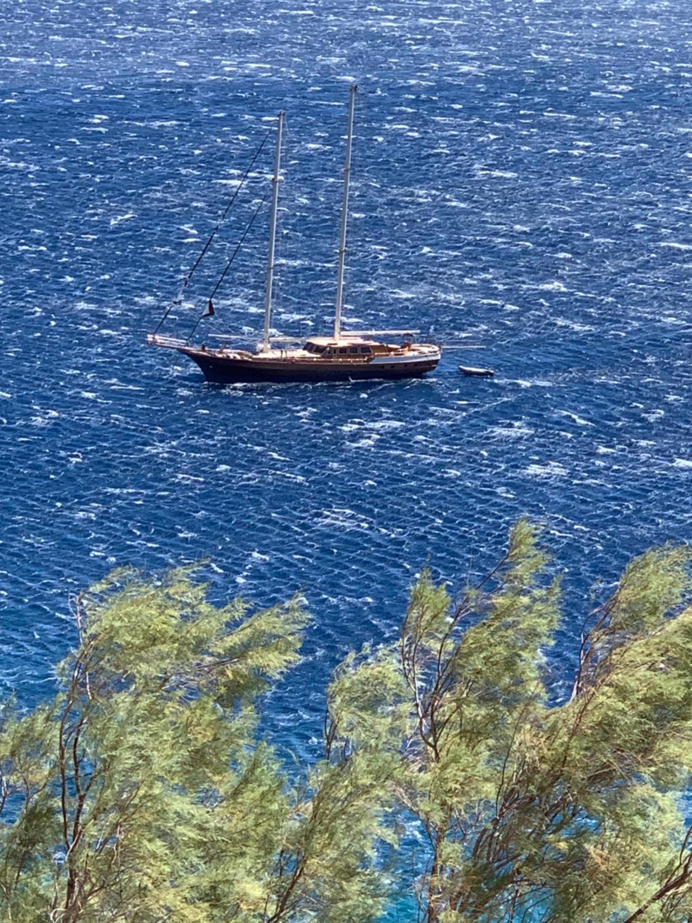 ΠΕΤΡΙΝΟ στην Άνδρο view 3
