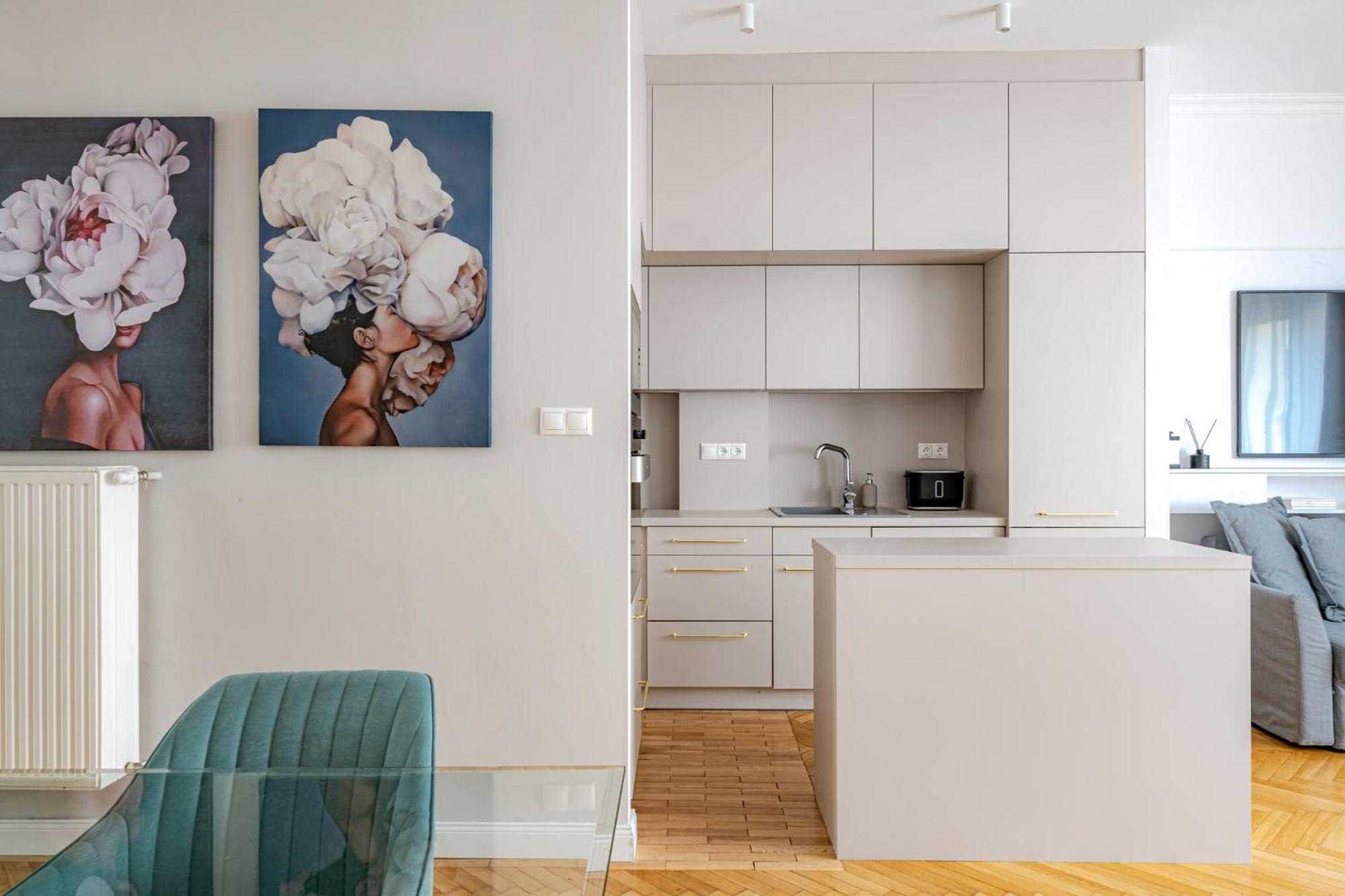 Katie's Home Parliament (85sq, 2 balcony, air-con,2 bedroom+2 bathrooms) view 3