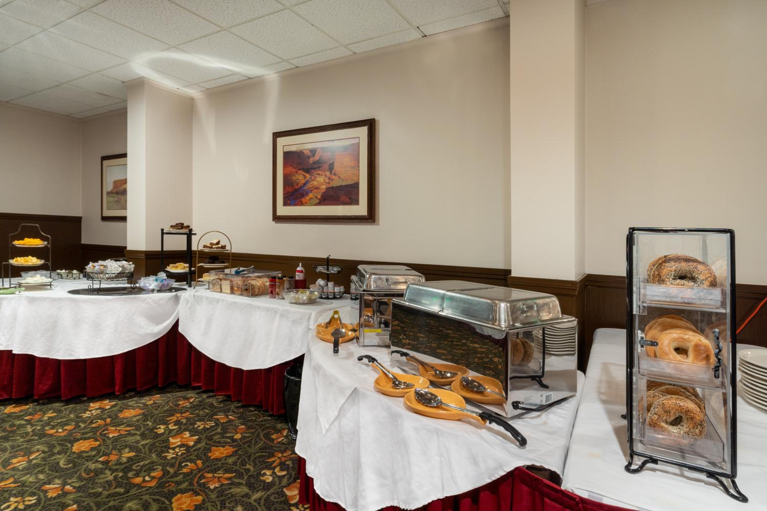 Reno Vacations - Ramada by Wyndham Reno Hotel Casino - Property Image 4