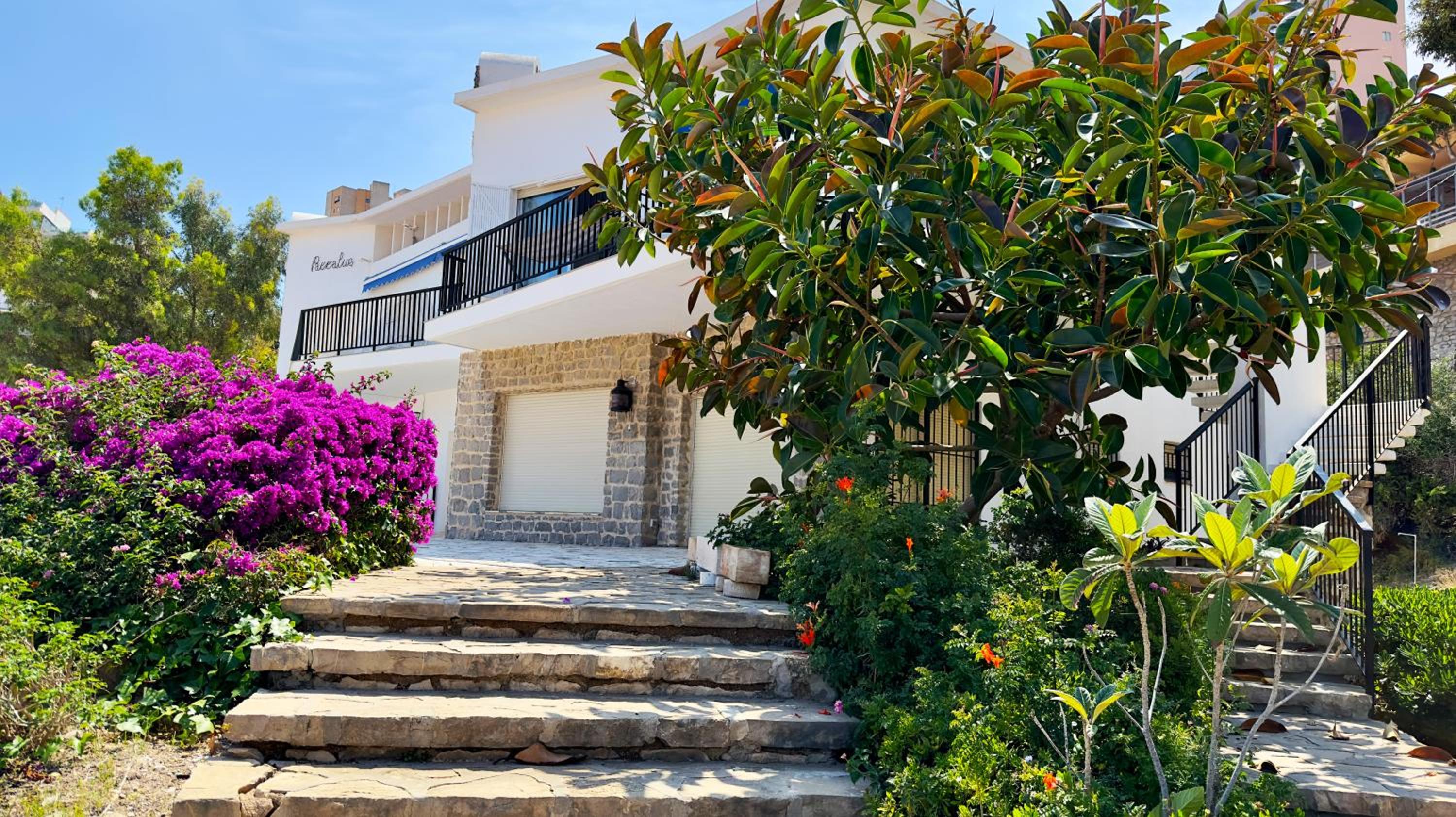 PARRALUE Beach front home