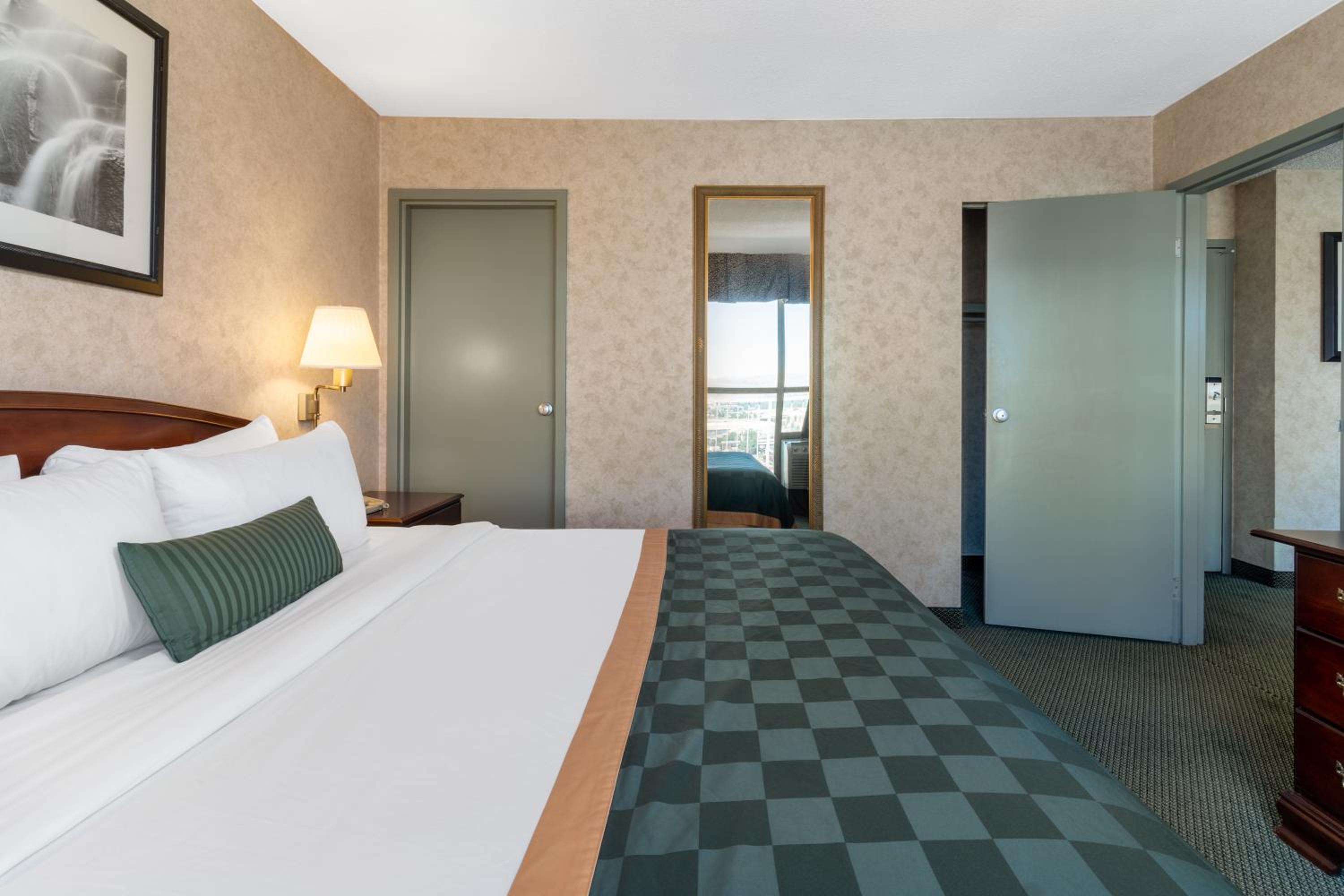 Reno Vacations - Ramada by Wyndham Reno Hotel Casino - Property Image 3