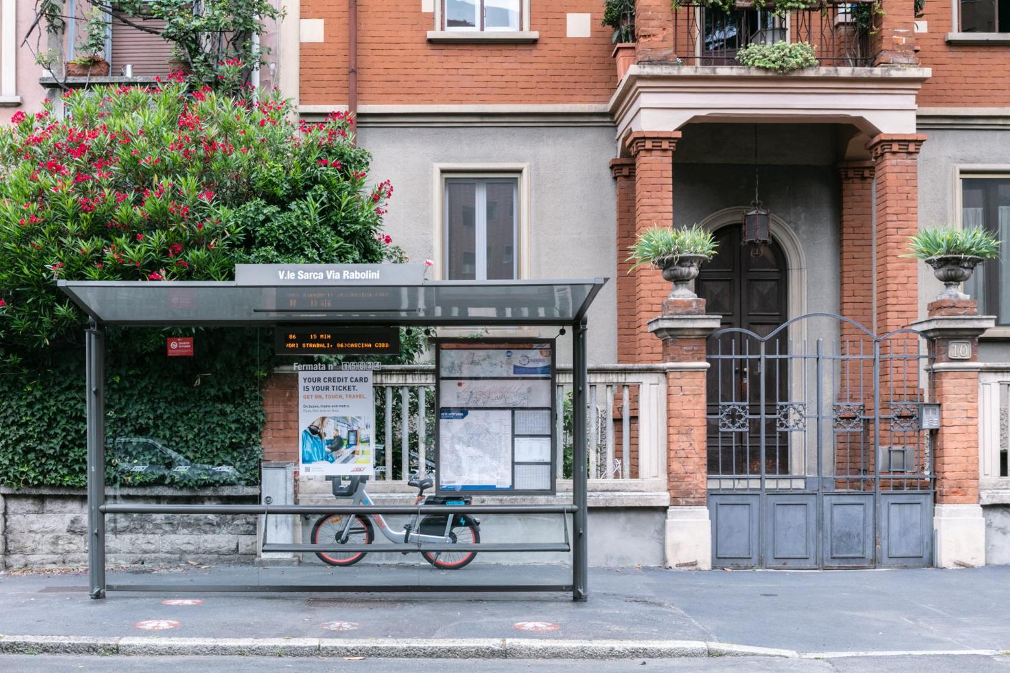 DeHomes - Two bedrooms, Terrace, Wi-Fi & Netflix, Metro 10 minutes Duomo