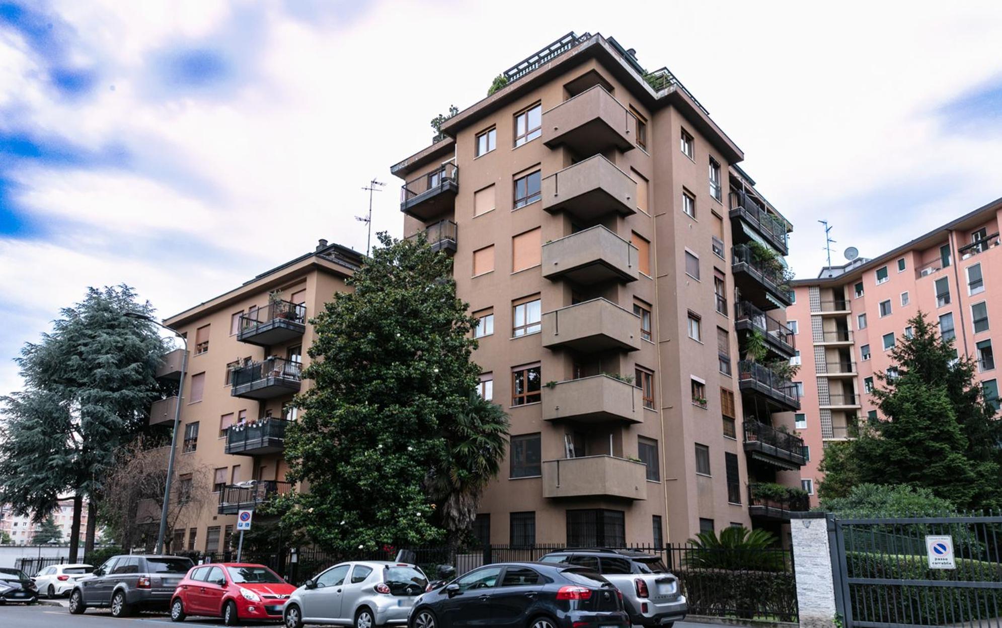 DeHomes - Two bedrooms, Terrace, Wi-Fi & Netflix, Metro 10 minutes Duomo