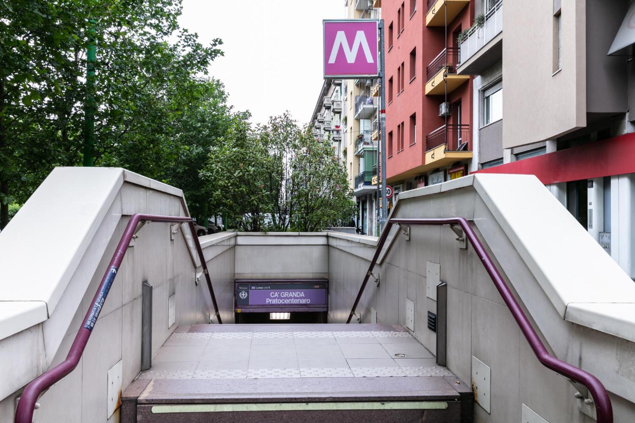 DeHomes - Two bedrooms, Terrace, Wi-Fi & Netflix, Metro 10 minutes Duomo