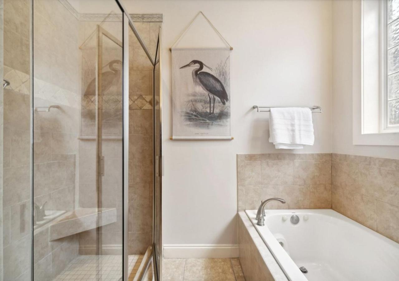 Cozy Beach House, Heated Pool , Fast WiFi view 4