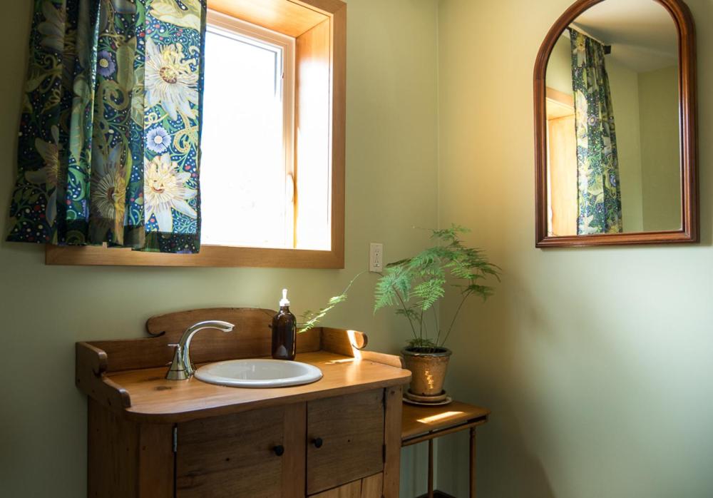 Country Cottage on 80 Acre Farm
