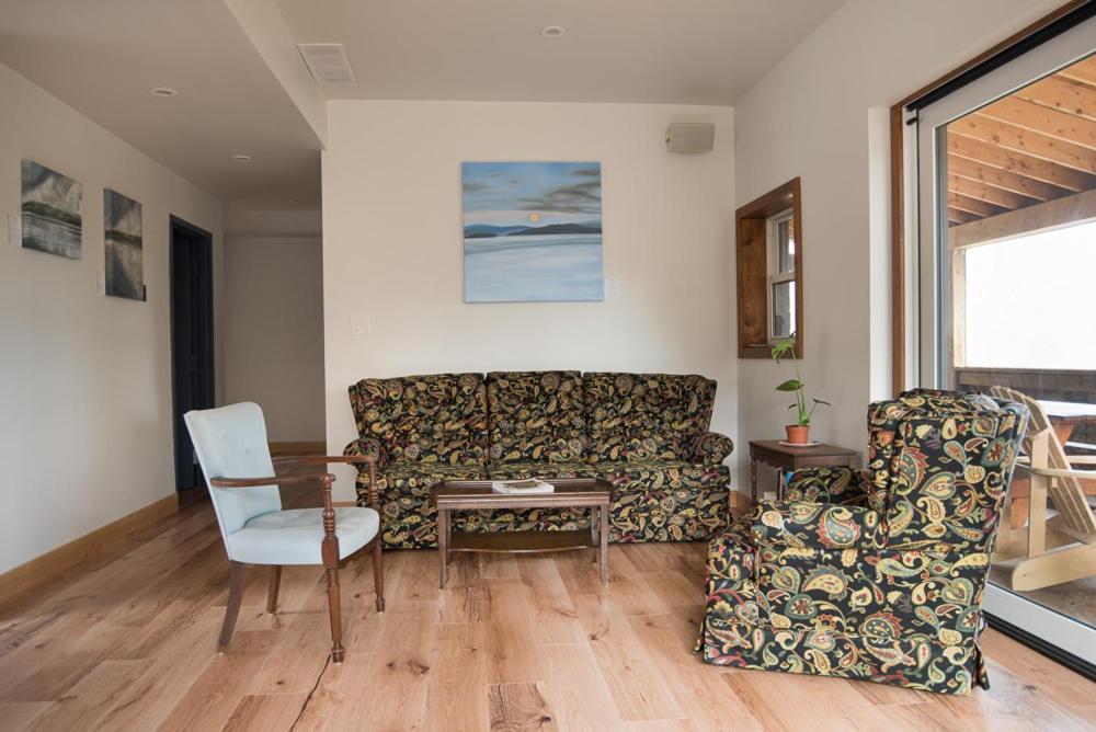 Country Cottage on 80 Acre Farm