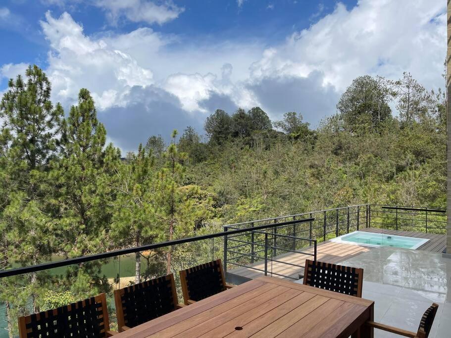 Aqua Guatapé - Lakeside Luxury Villa