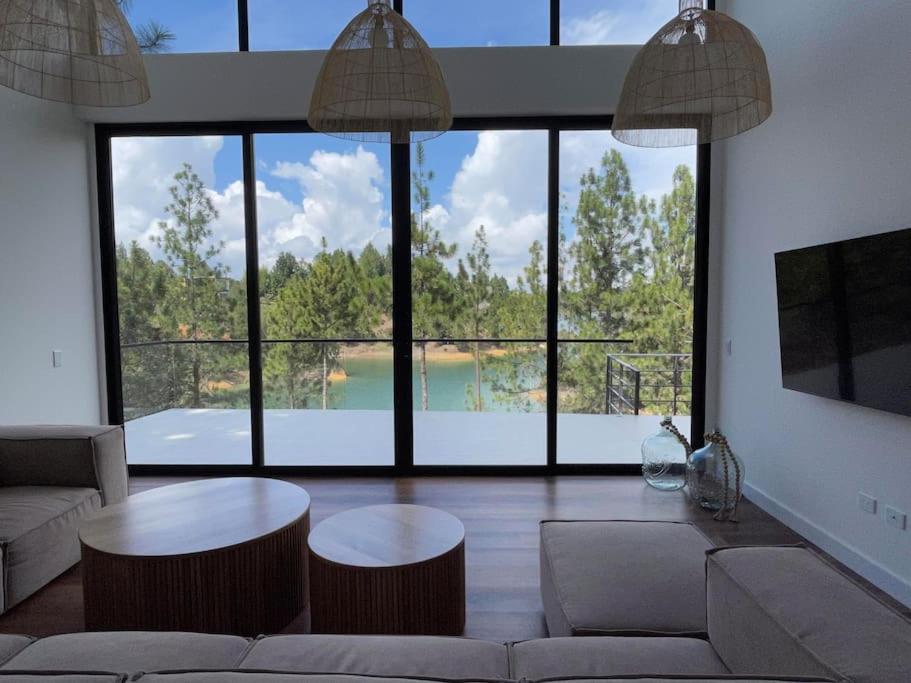 Aqua Guatapé - Lakeside Luxury Villa