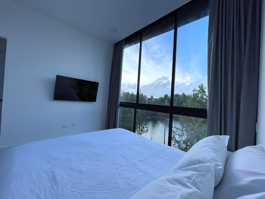 Aqua Guatapé - Lakeside Luxury Villa