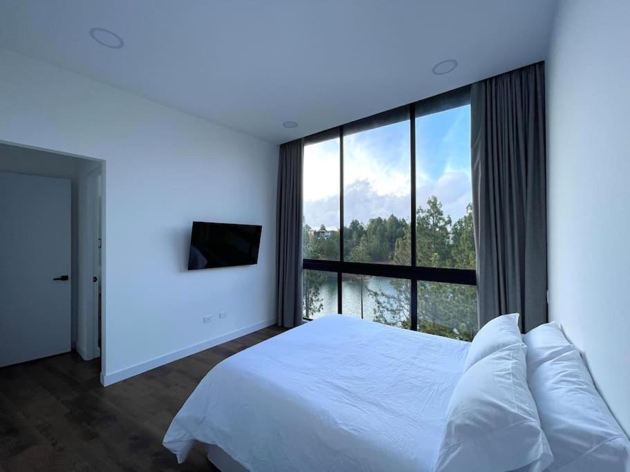 Aqua Guatapé - Lakeside Luxury Villa
