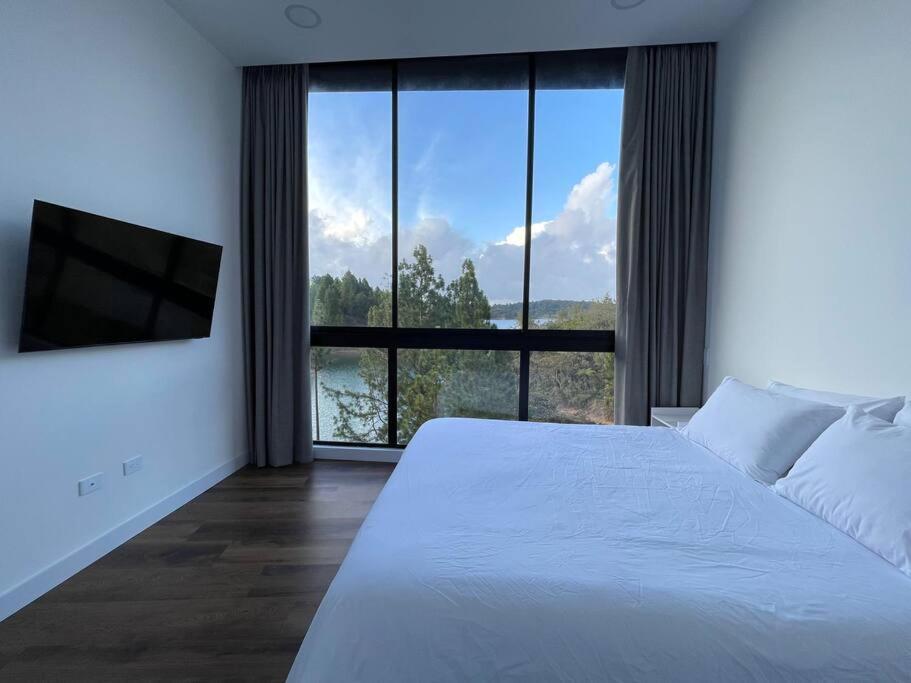 Aqua Guatapé - Lakeside Luxury Villa