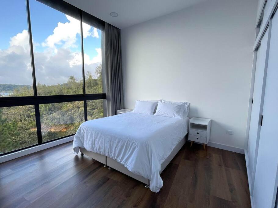 Aqua Guatapé - Lakeside Luxury Villa
