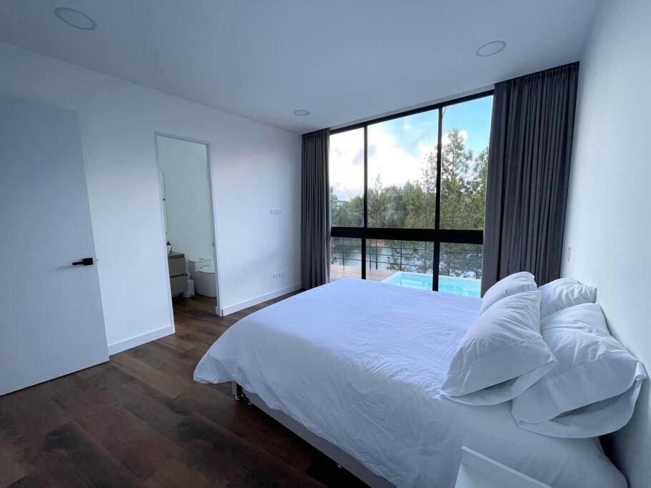 Aqua Guatapé - Lakeside Luxury Villa