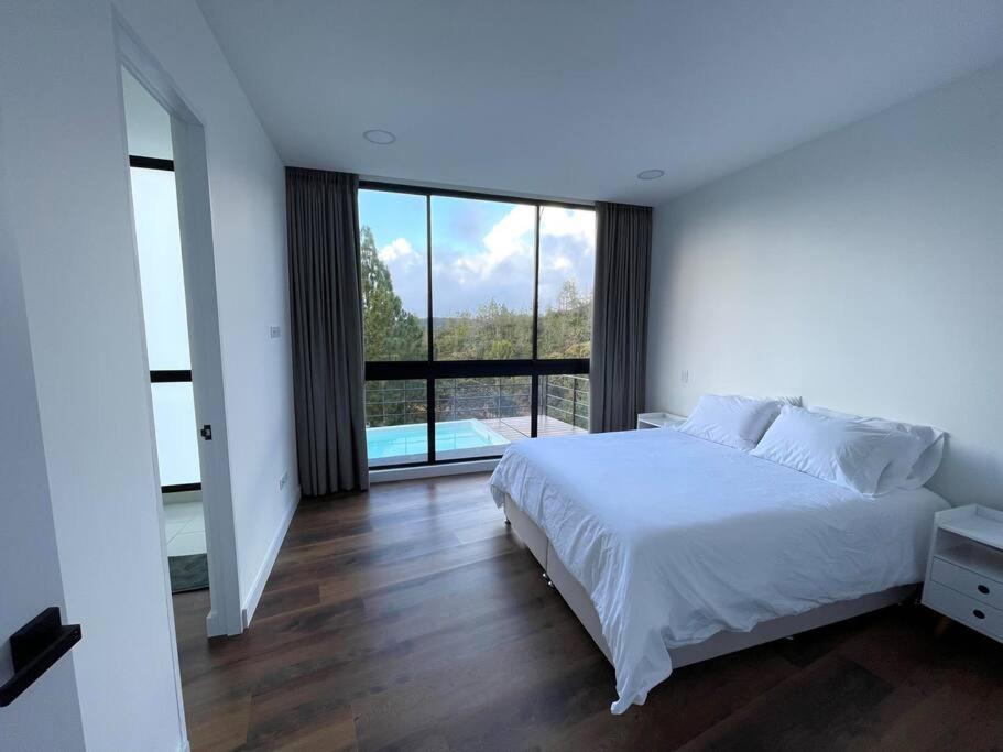 Aqua Guatapé - Lakeside Luxury Villa