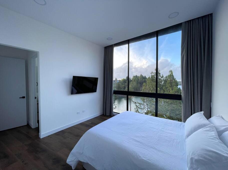 Aqua Guatapé - Lakeside Luxury Villa