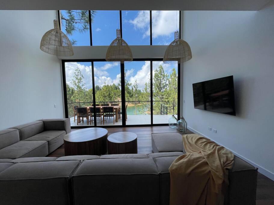 Aqua Guatapé - Lakeside Luxury Villa