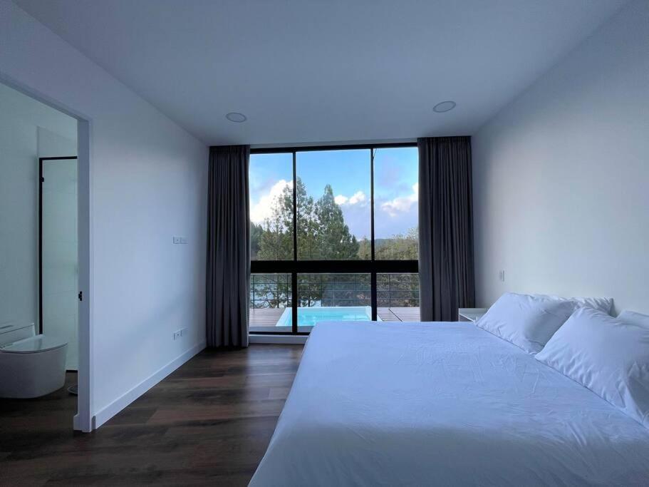 Aqua Guatapé - Lakeside Luxury Villa